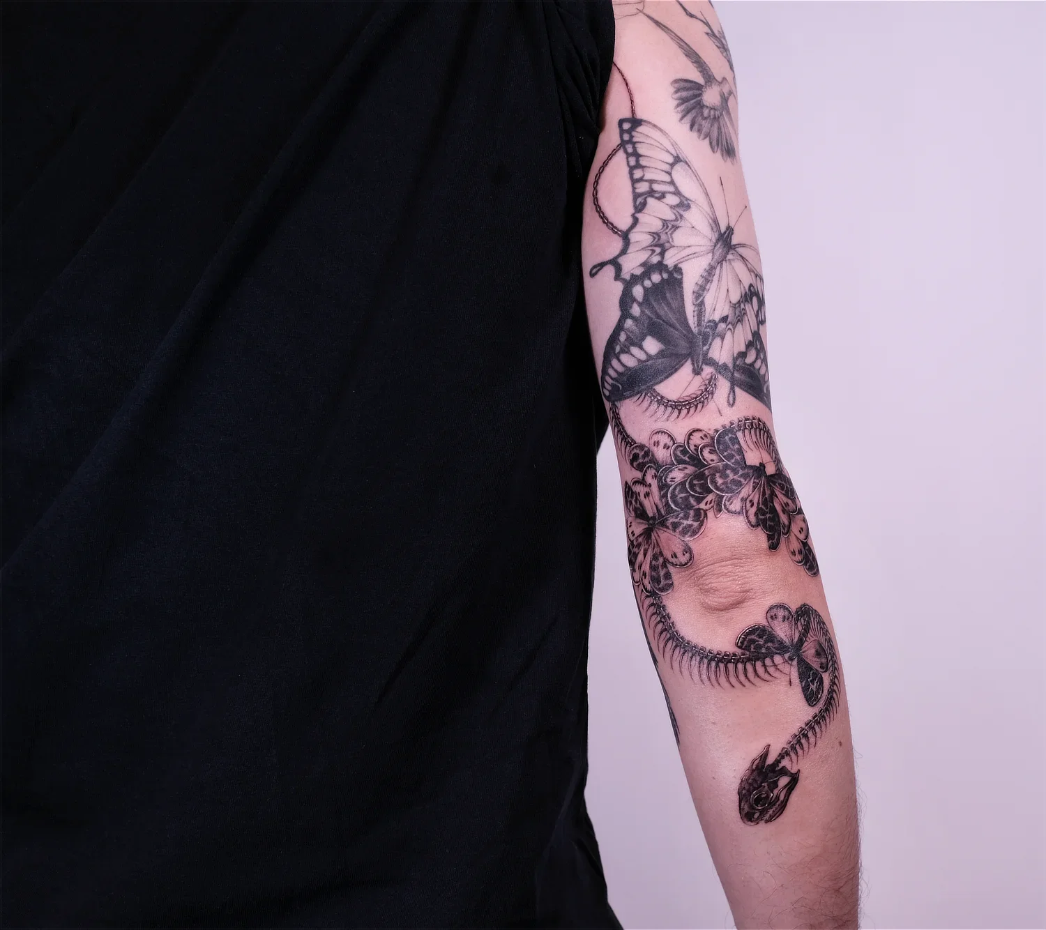 fineline-tattoo-snakes-skeleton5.webp