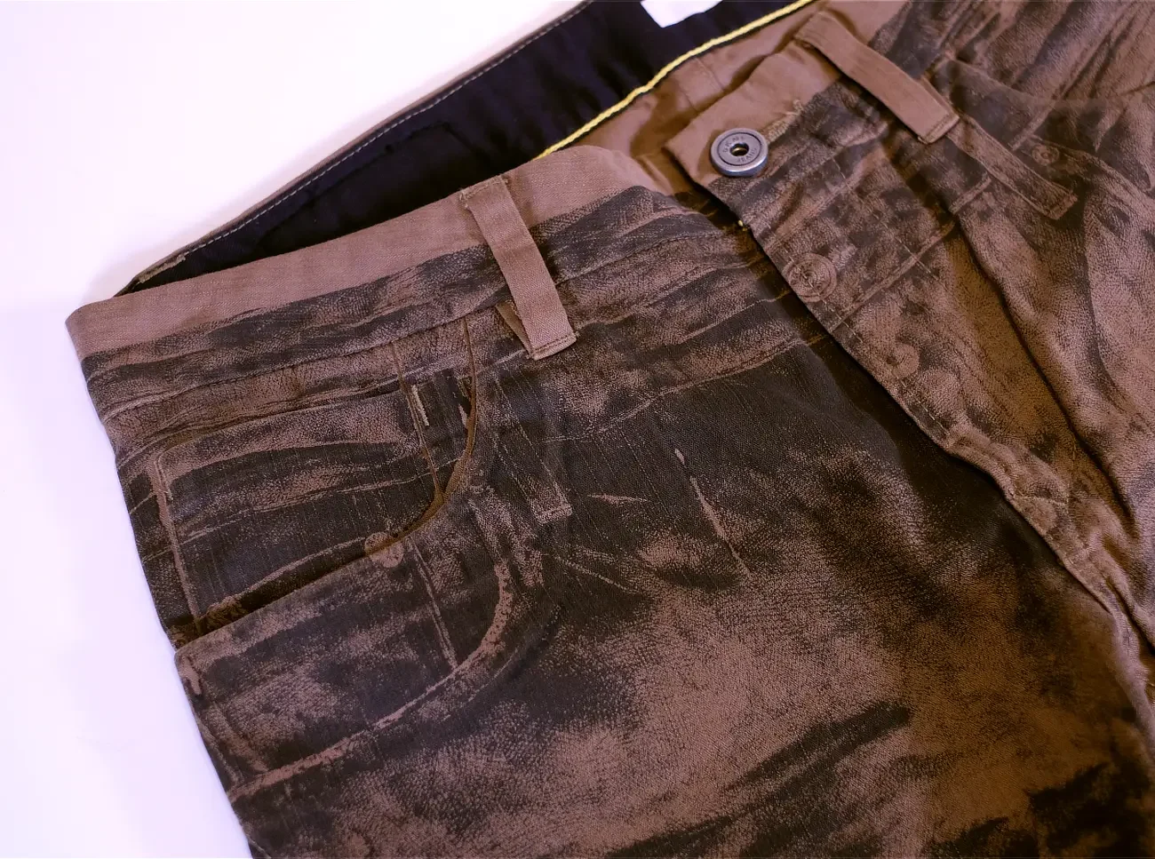 Illusion-printed-jeans13.webp