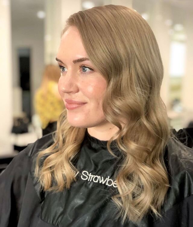 A different kind of transformation today.. this babe has gone back to her natural, dark blonde colour - and how beautiful does it look 🙌🏽 via @hairbydesireemitchell