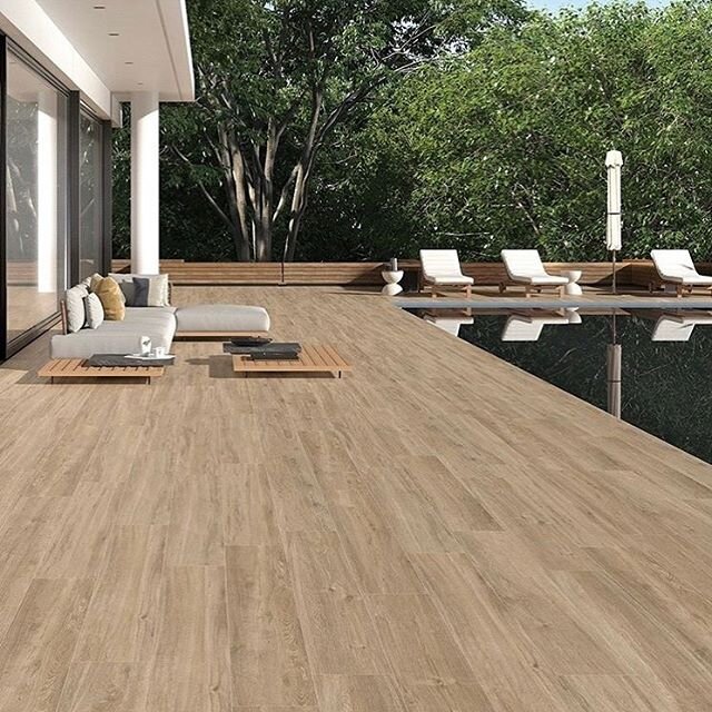 Qu&eacute; tal algo as&iacute; para tu terraza? #terraza #pavimentoexterior #pavimentoantideslizante #piscina #swimmingpool #exteriordesign #mobiliariodeexterior #woodeffect #efectomadera #cesped #imitacionamadera #terrazas #mobiliariodeexterior #sum