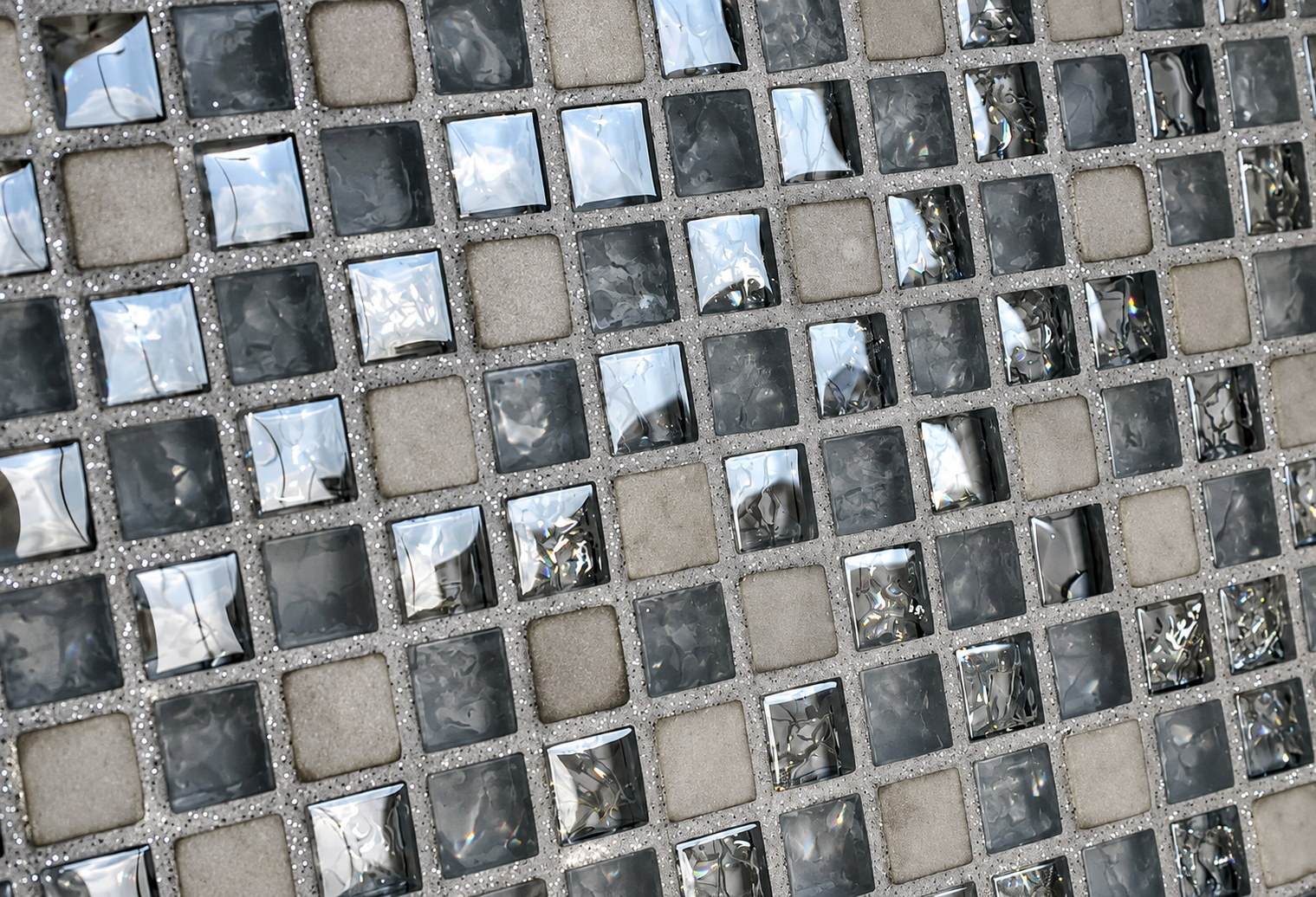 Mosaico de vidrio iridiscente y piedra.png