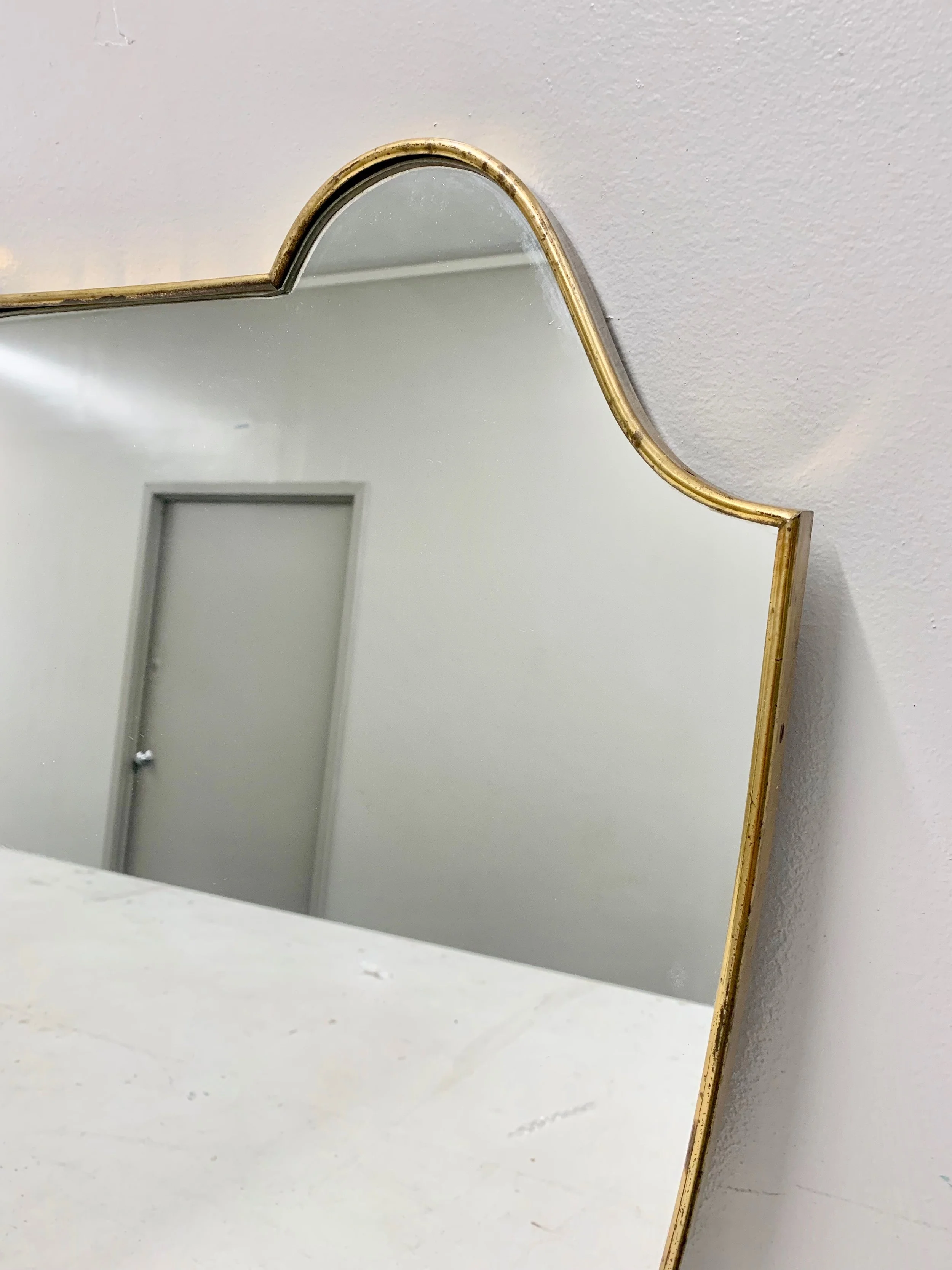 Italian Vintage Mid Century Mirror Brass 2234 | top detail of frame