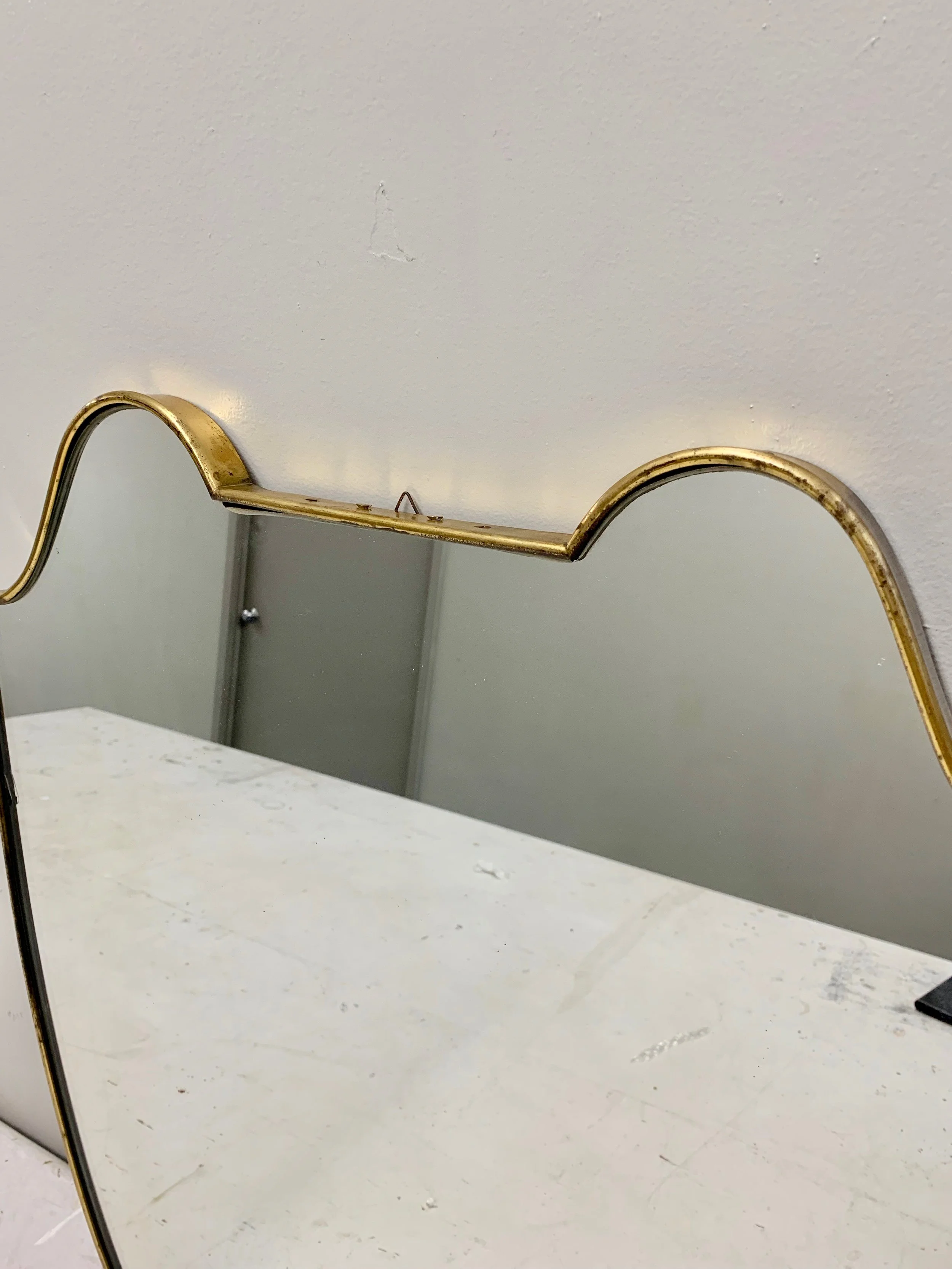 Italian Vintage Mid Century Mirror Brass 2234 | top detail of brass