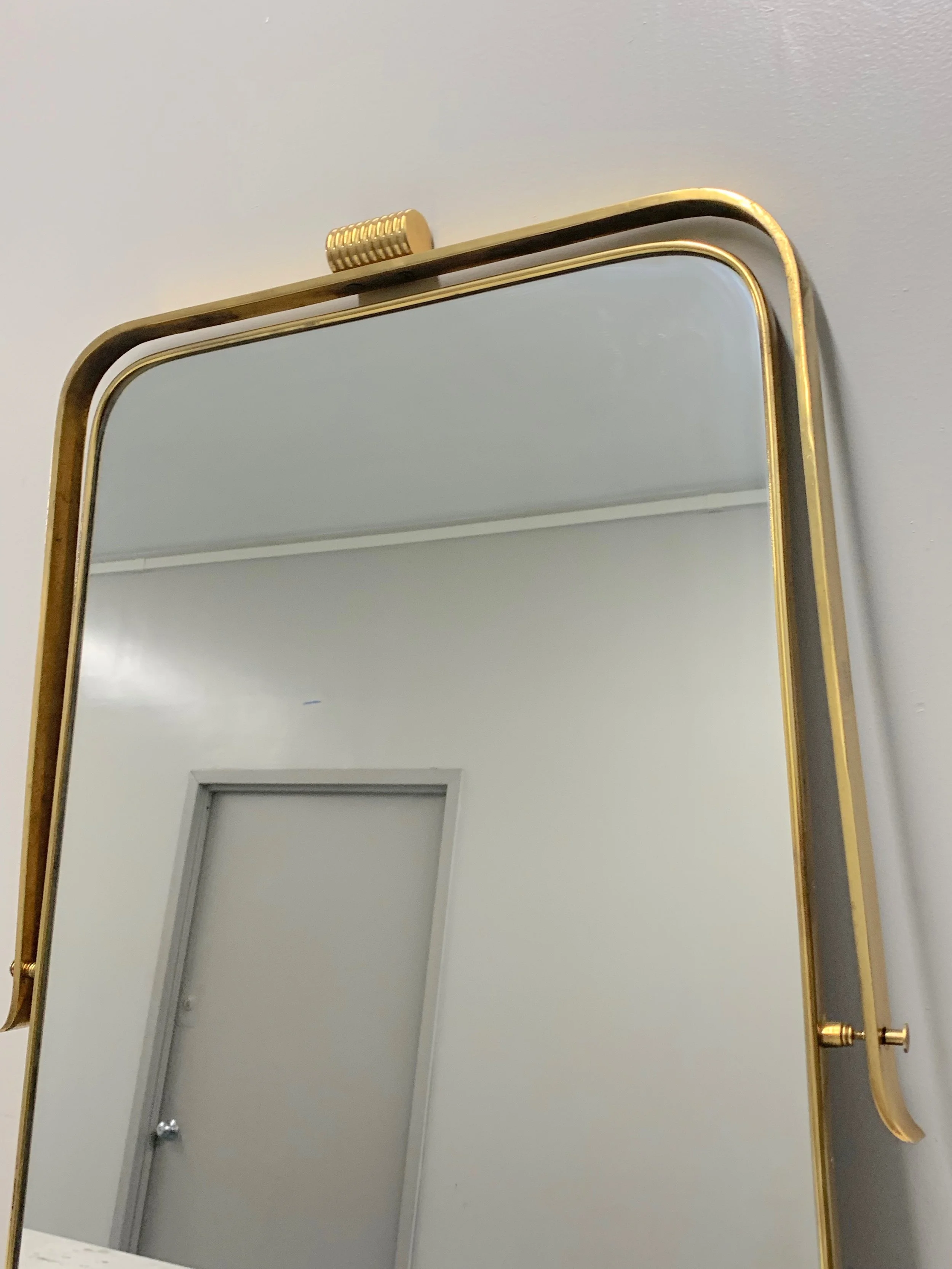 Gio Ponti Mid Century Mirror 2225 with brass frame and decor | decor detail top