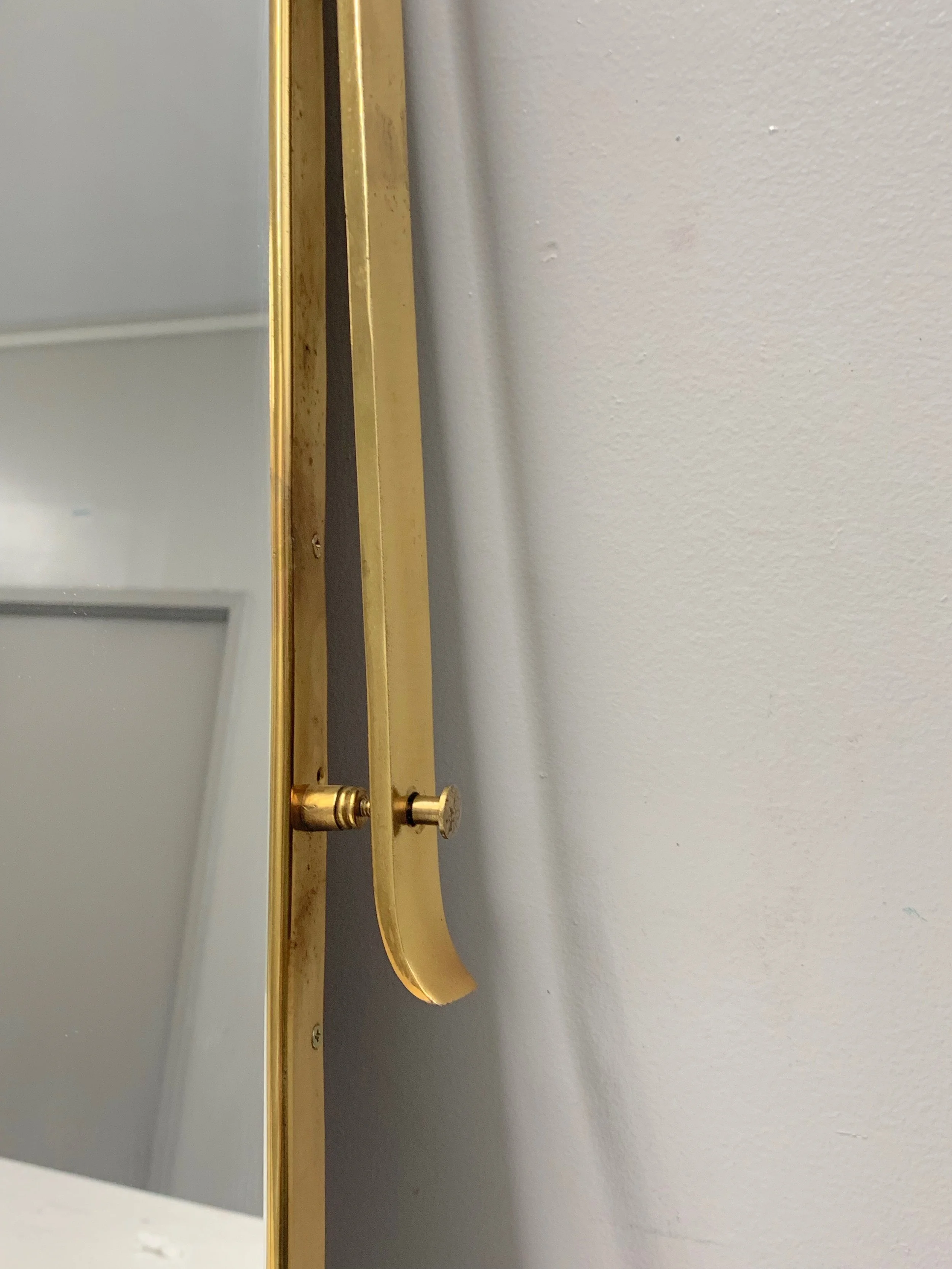 Gio Ponti Mid Century Mirror 2225 with brass frame and decor | frame close up