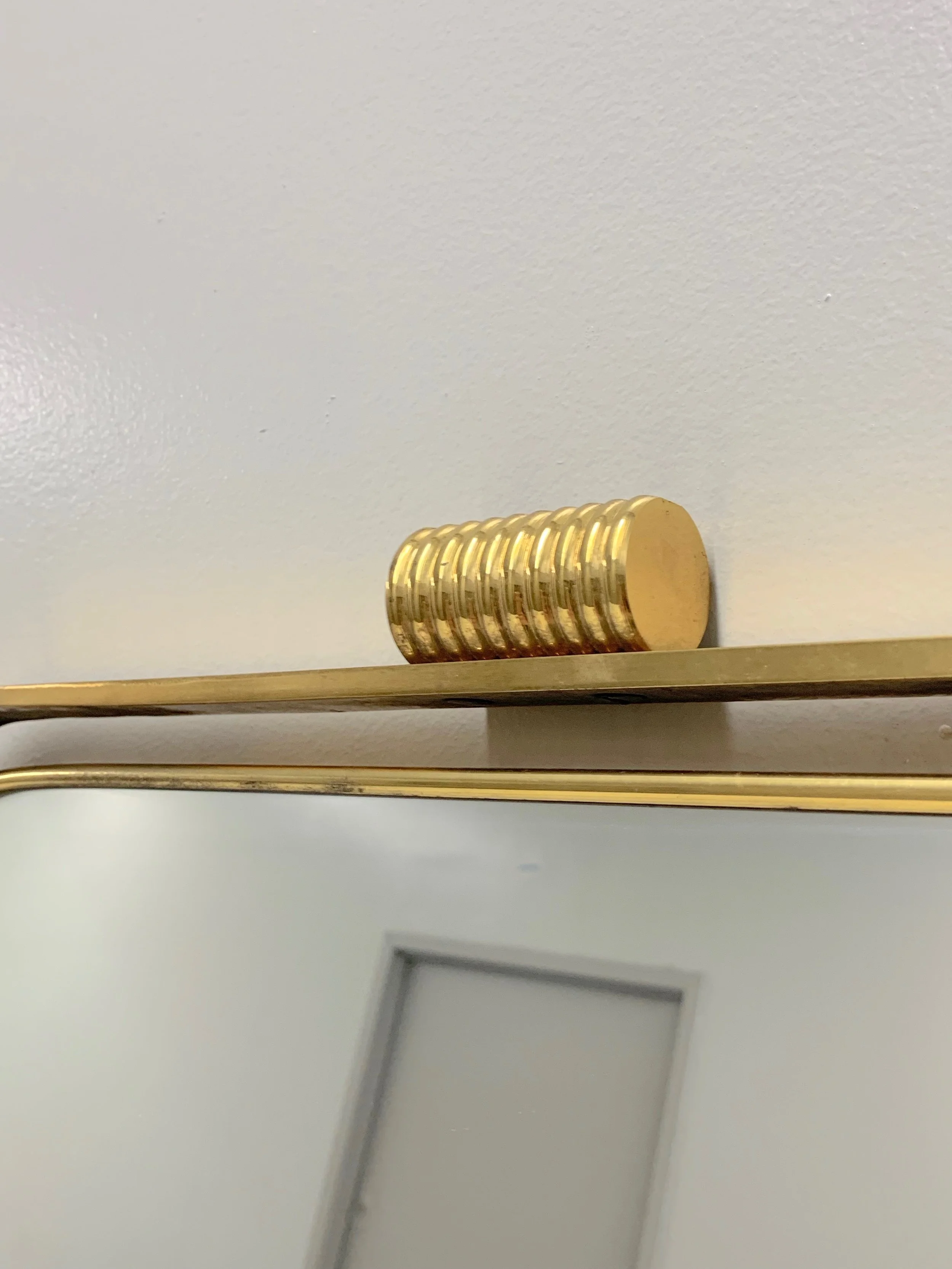 Gio Ponti Mid Century Mirror 2225 with brass frame and decor | top decor close up