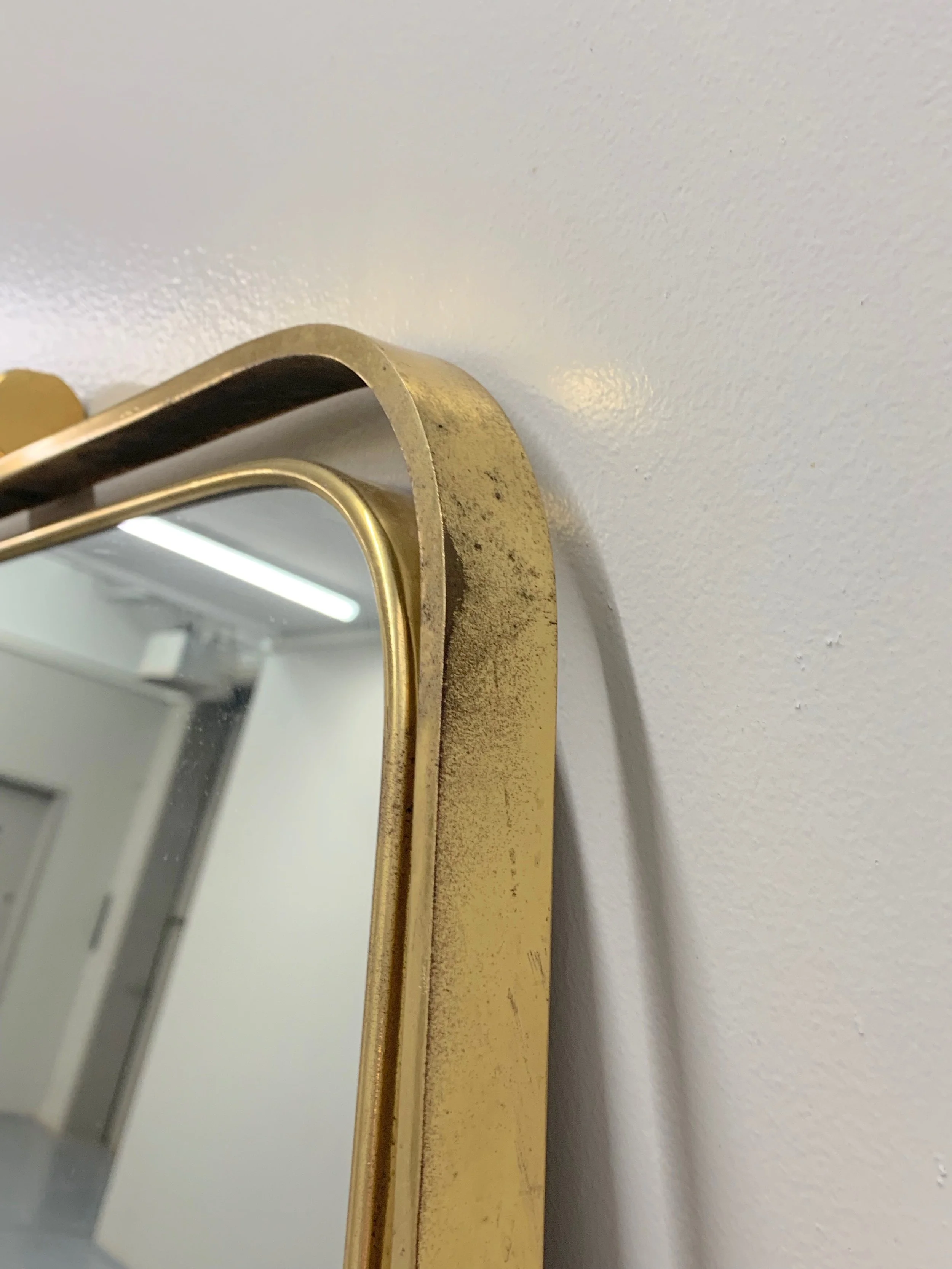 Gio Ponti Mid Century Mirror 2225 with brass frame and decor | corner detail image