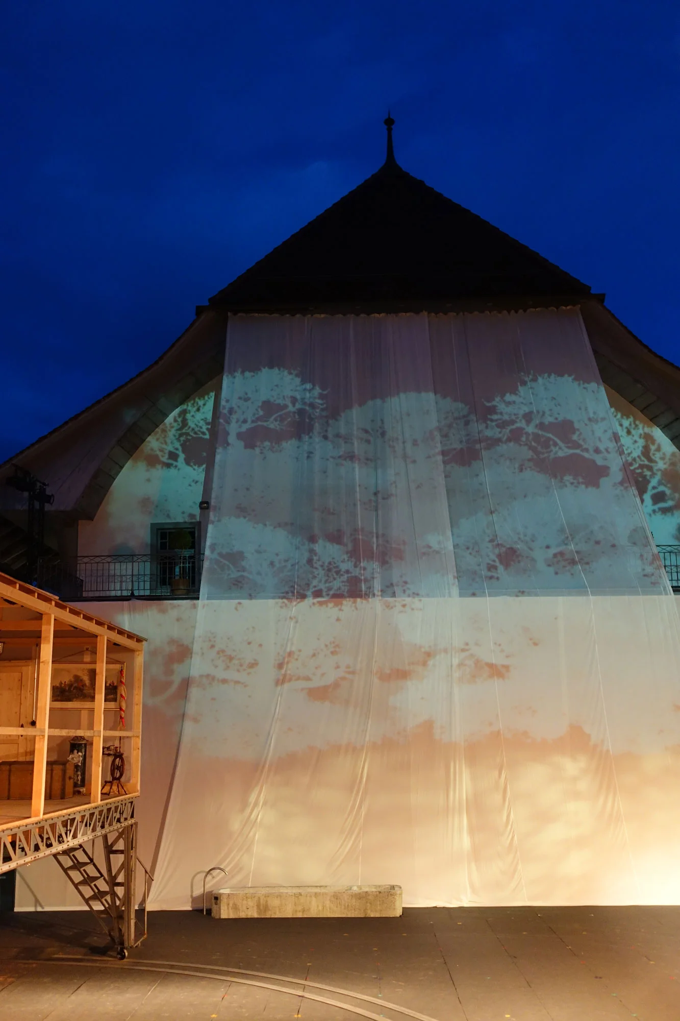 Im zweiten Teil des Stückes wird der Vorhang zur Projektionsfläche.