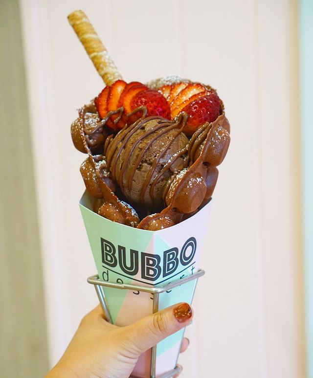 Dark Strawberry 🍓 when juicy strawberries meet chocolate ice cream drizzled with Nutella inside a freshly made dark chocolate waffle cone 😍😍😍😍😍 ・・・・・・
.
.
#eggwaffle #bubbo #bubblewaffle #bubbodessert #littlesweetcafe #goldcoastdessert #bubbowa
