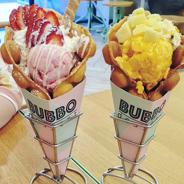 It&rsquo;s a hot Friday isn&rsquo;t it? Treat yourself with refreshing White Strawberry 🍓 and Tropical 🏝 Bubbo waffles!! 🌞 📸credits to @scarletskies7 thank you 💓 ・・・・・・
.
.
#eggwaffle #bubbo #bubblewaffle #bubbodessert #littlesweetcafe #goldcoas