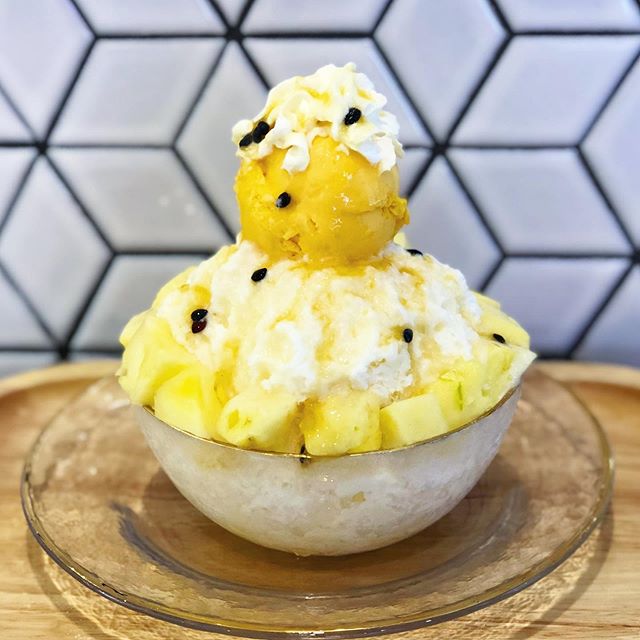 A taste of early summer 🌞 refreshing fluffy shaved milk ice with passion fruit, pineapple 🍍 and mango ice cream🥭 😍😍😍😍😍😍
⋯⋯⋯ #eggwaffle #bubbo #bubblewaffle #bubbodessert #littlesweetcafe #goldcoastdessert #bubbowaffles #goldcoastcafe #surfer