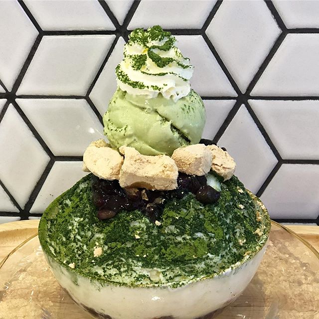 Come have a matcha shaved milk ice to deal with the scorching heat 🥵🔥 #eggwaffle #bubbo #bubblewaffle #bubbodessert #littlesweetcafe #goldcoastdessert #bubbowaffles #goldcoastcafe #surfersparadise #goldcoast #surfersparadisecafe #goldcoastfoodie #s