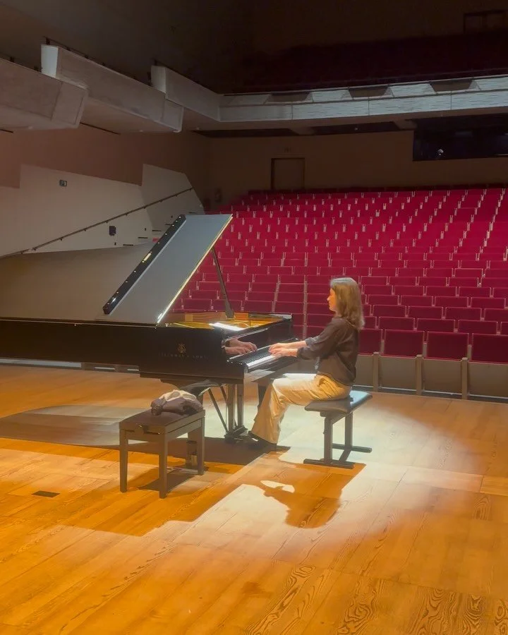 Last night at Grand Man&egrave;ge in Namur, sharing a few moments before, during and after the concert. Thank you for being there!
Ph&oelig;nix tour continues https://www.irinalankova.com/calendar

Happy Valentine&rsquo;s Day 💕
.
.
#irinalankova #cl