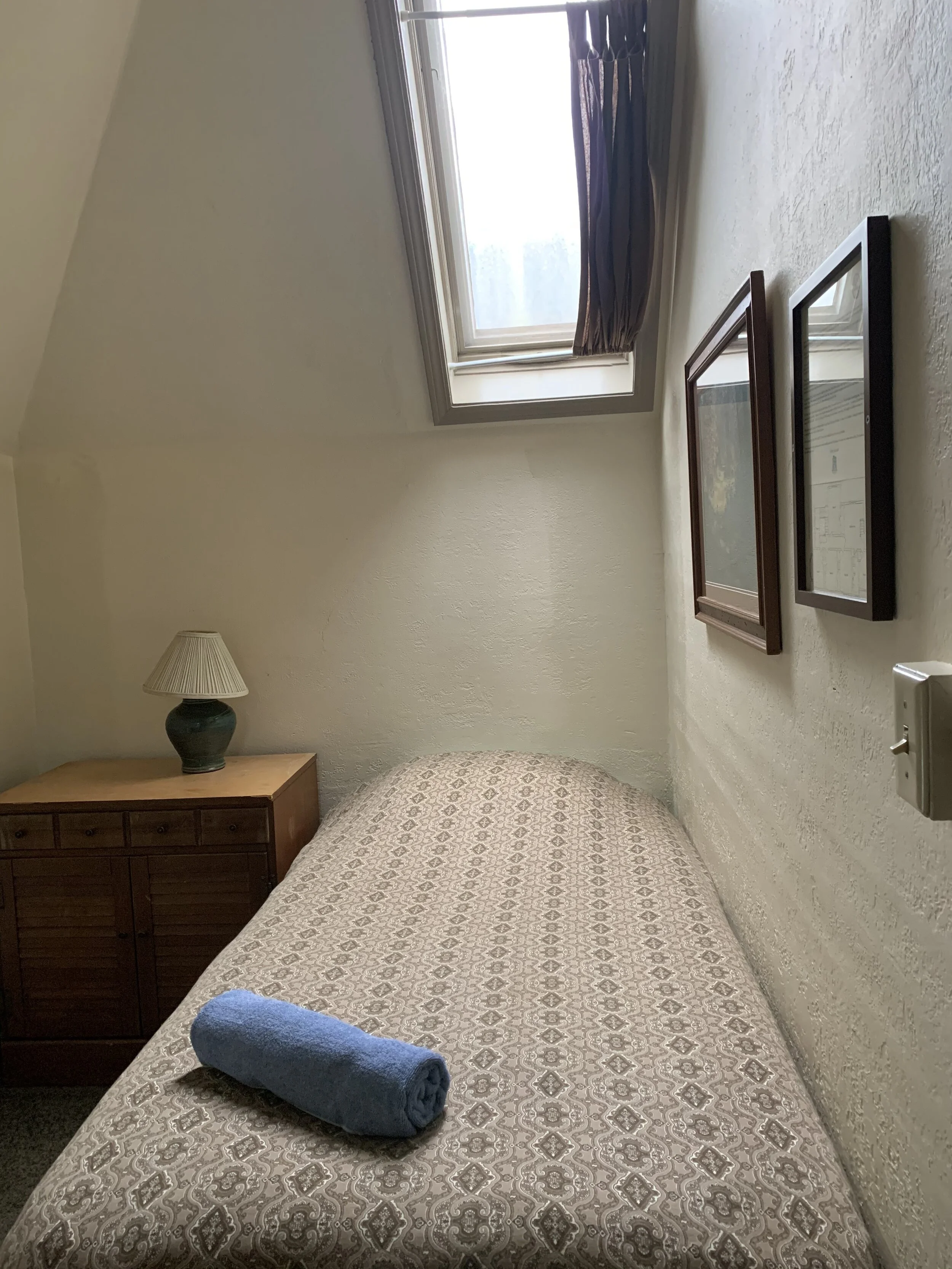 Single Bed (Private Room) 