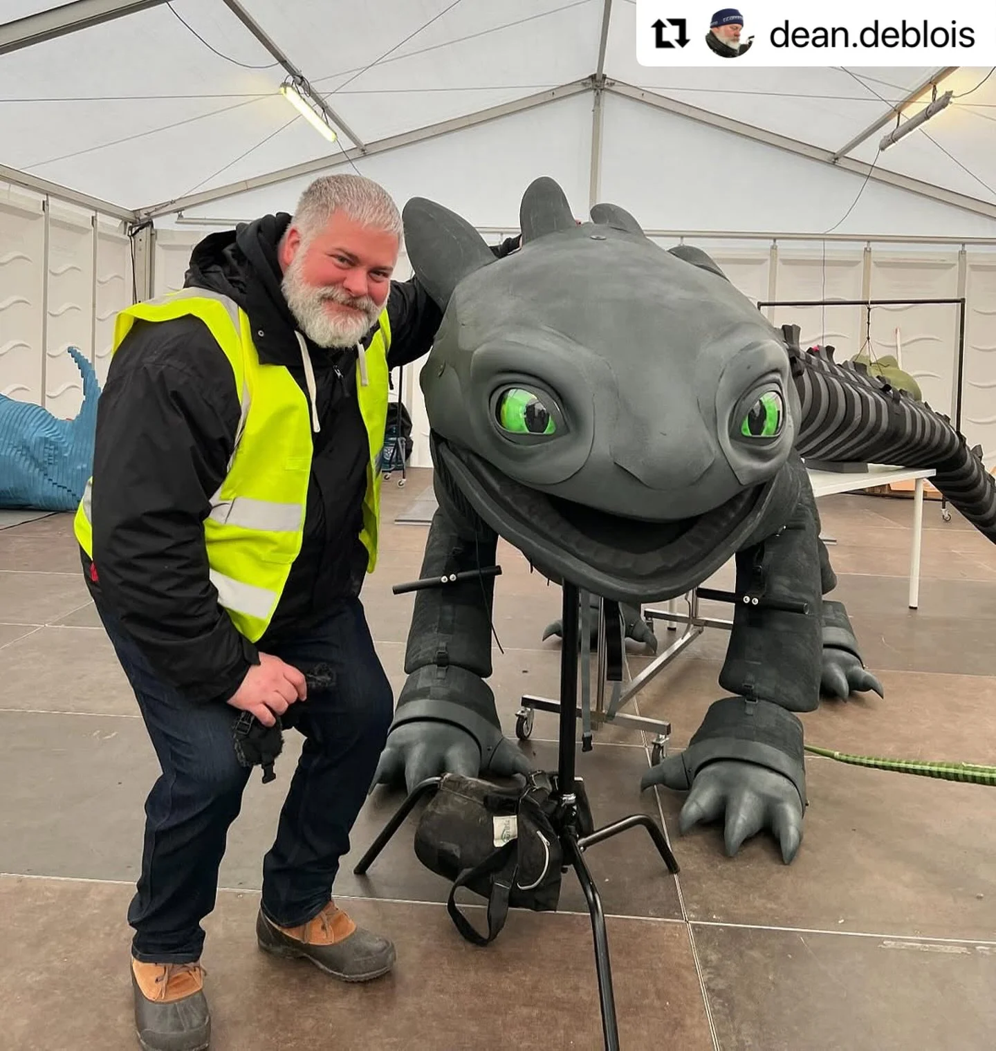 #howtotrainyourdragon Director @dean.deblois with our VFX Puppet #toothless 🥰 what an absolute dream job

Created to interact with the cast onset and assist the incredible talents @framestore 

Puppeteered onset by:

HOD @tomkwilton
 @sarahmardel @e