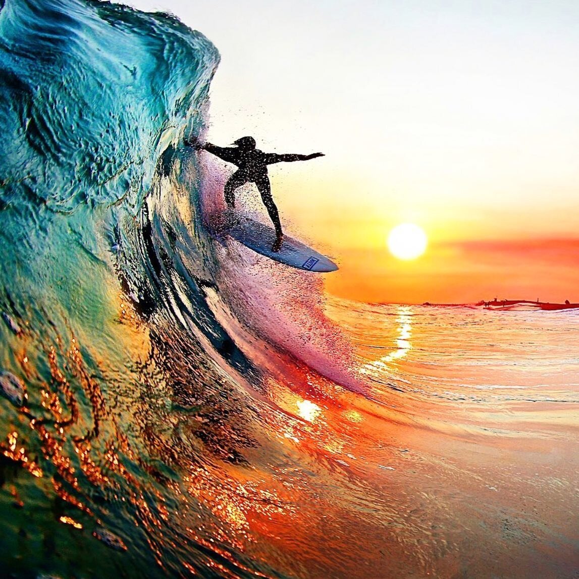 : A M A Z I N G N E S S ⚡️
.
Insane photo taken by our friend @mikeharrisvisuals, which is one of our all time favorites 💪🏻
.
Believe it or not, the surfer actually makes this steeeeeeep drop 🙏🏻
.
Can anyone name the surfer?
.
We love to print in