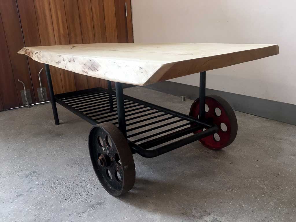 Mesa de castaño con ruedas de metal