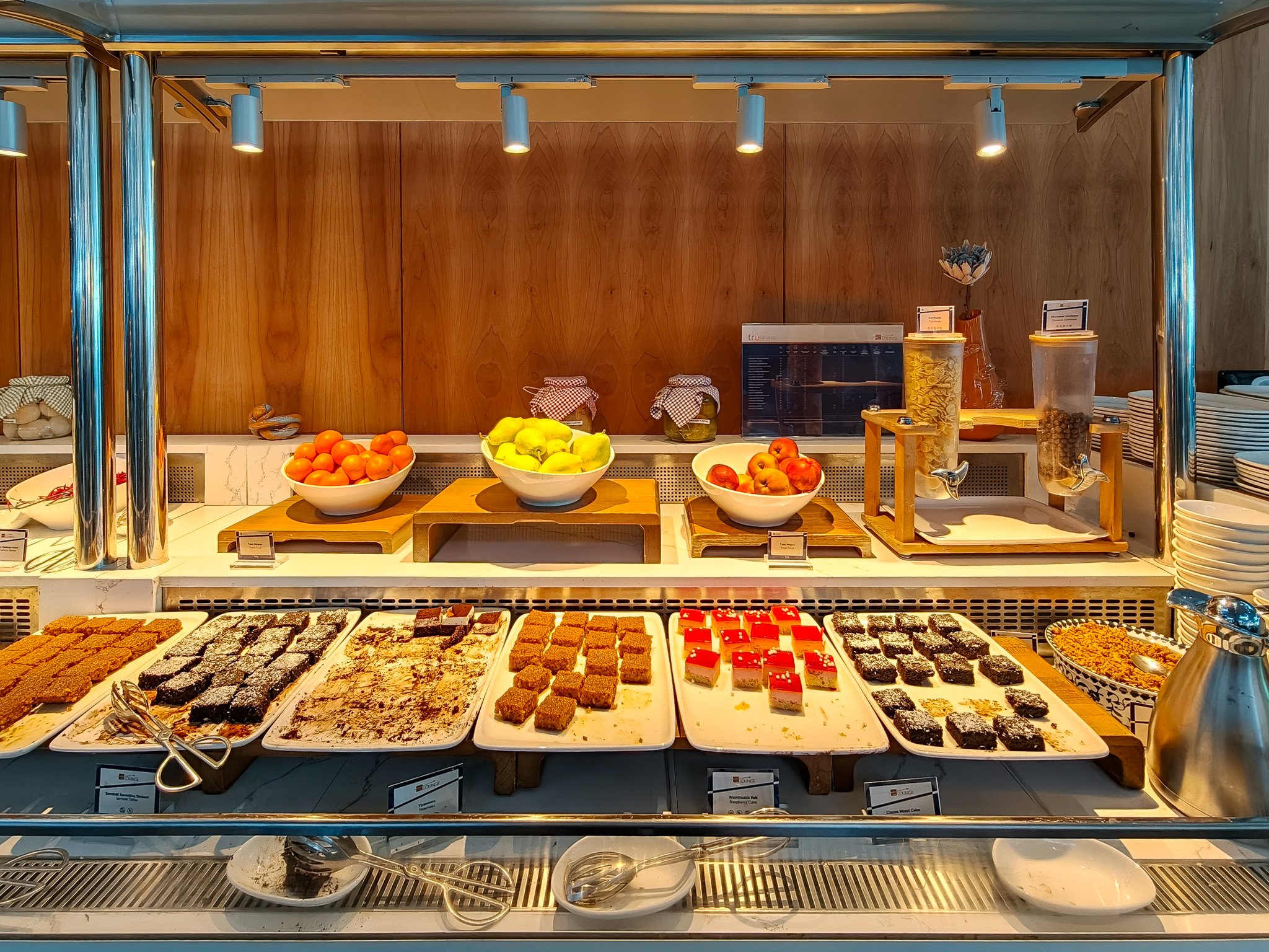Desserts at IGA Lounge at Istanbul Airport (IST). Image: Dan Latif.