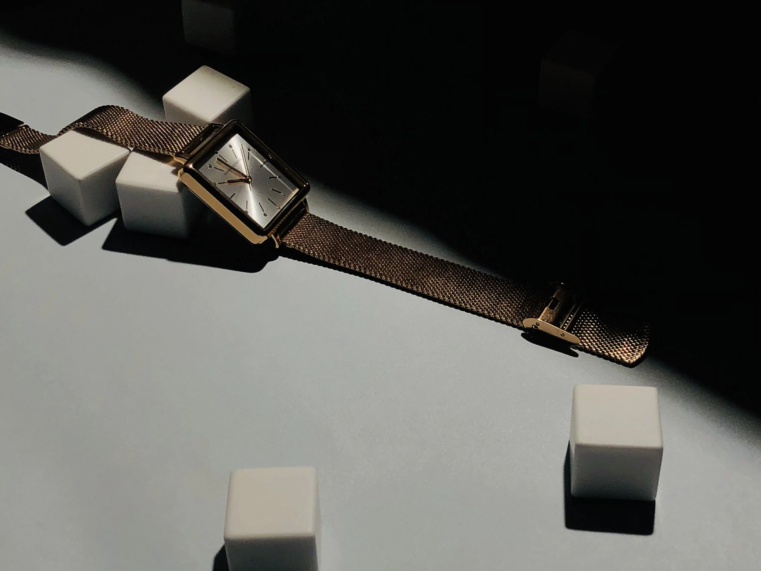 Lounger: The Lola Square is an efficient day-to-night timepiece, devoted to easy gracefulness and tasteful simplicity.
