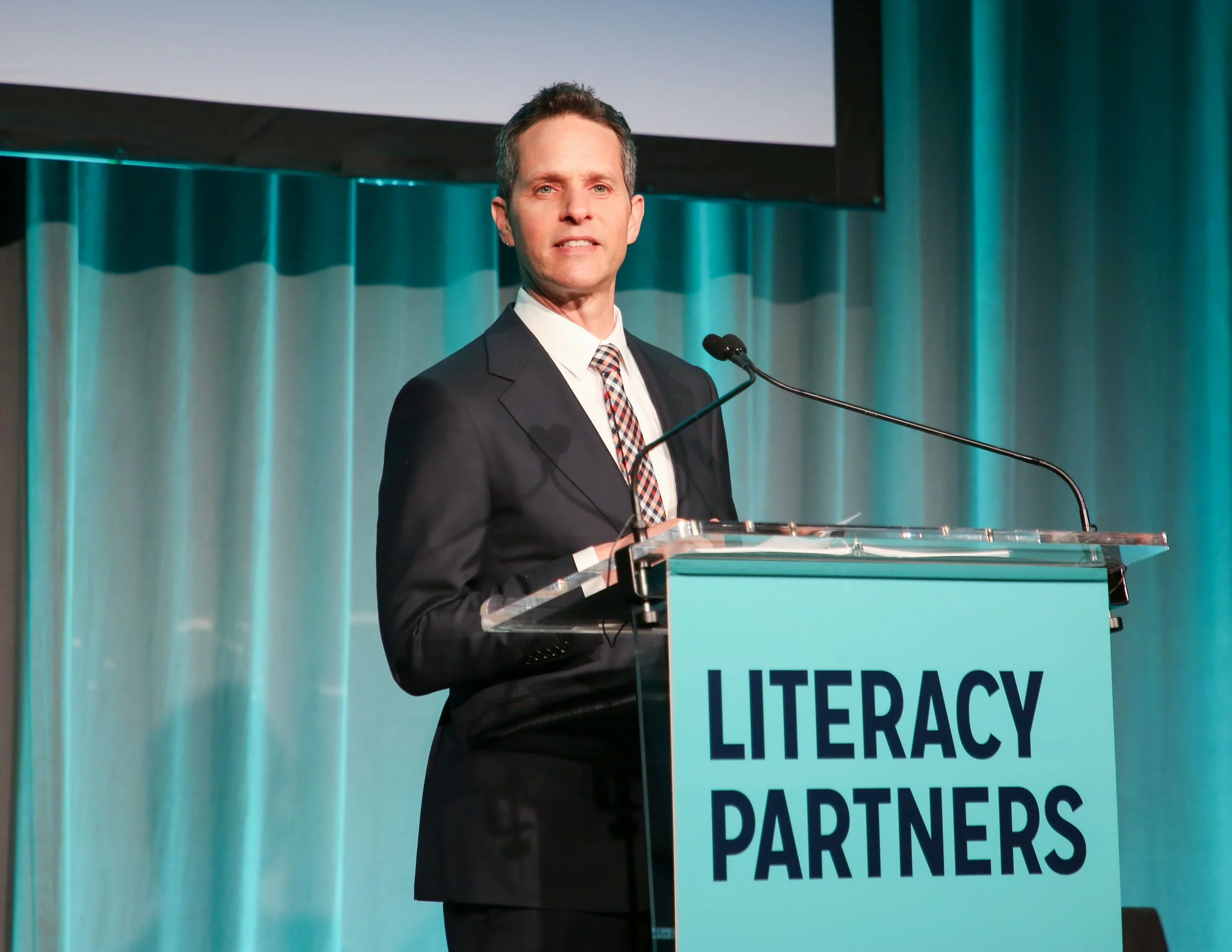 Literacy Partners CEO Asaf Bar-Tura gives remarks at Literacy Partners’ 40th Annual Evening of Readings & Gala Dinner. Image: Madeleine Thomas via BFA.