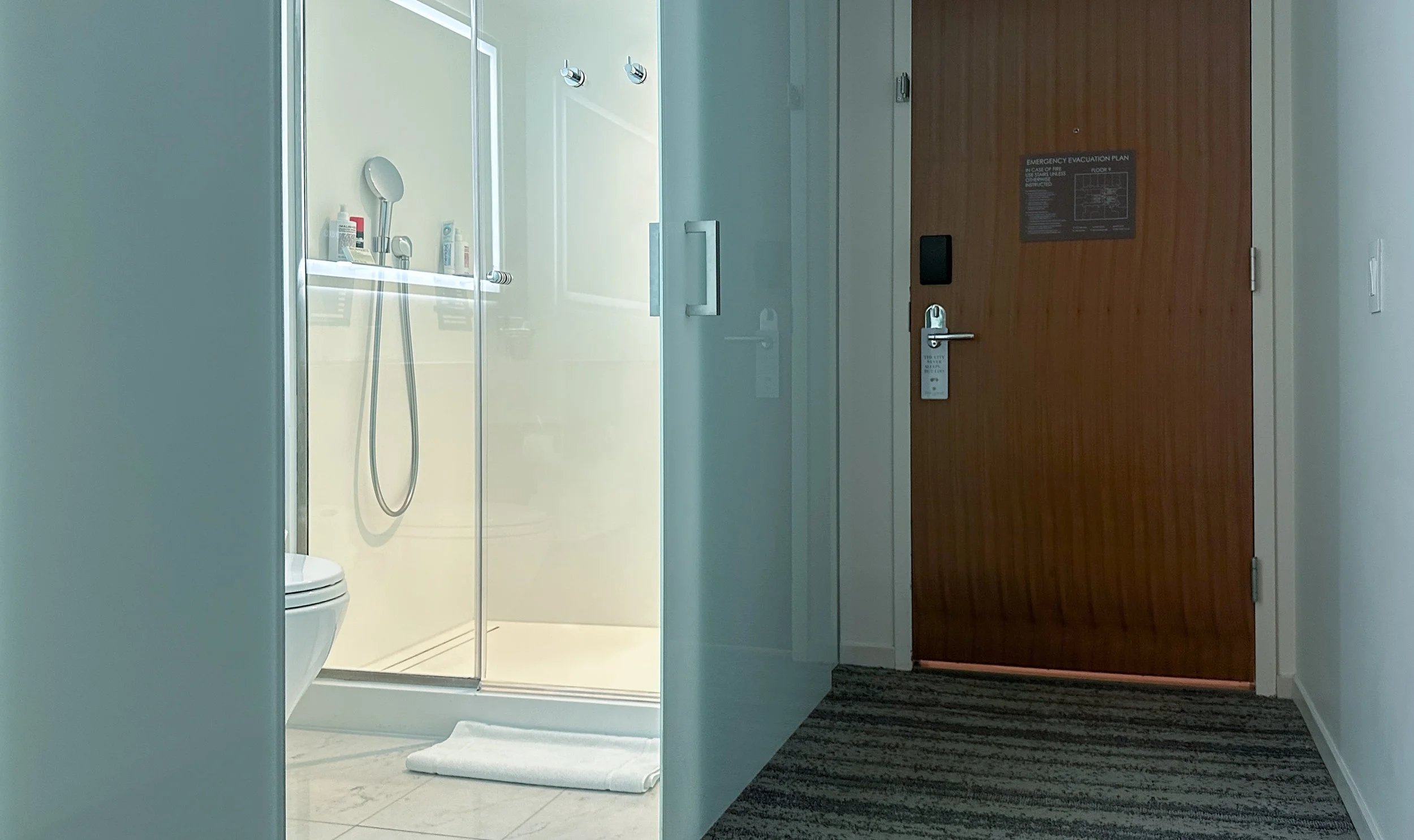 Park Terrace Hotel Deluxe Studio Bathroom. Image: Ben Schmidt.