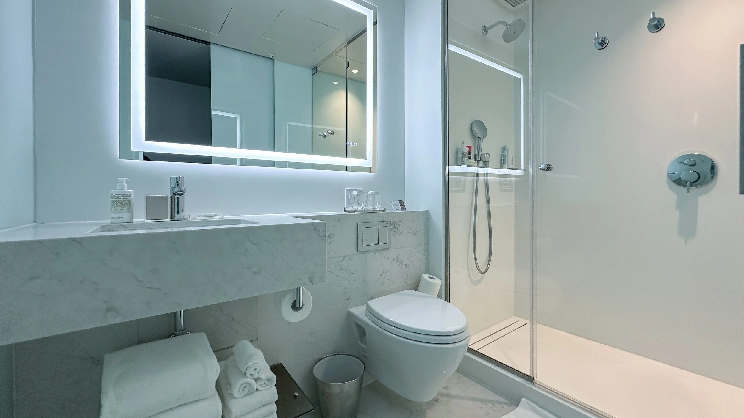 Park Terrace Hotel Deluxe Studio Bathroom. Image: Ben Schmidt.