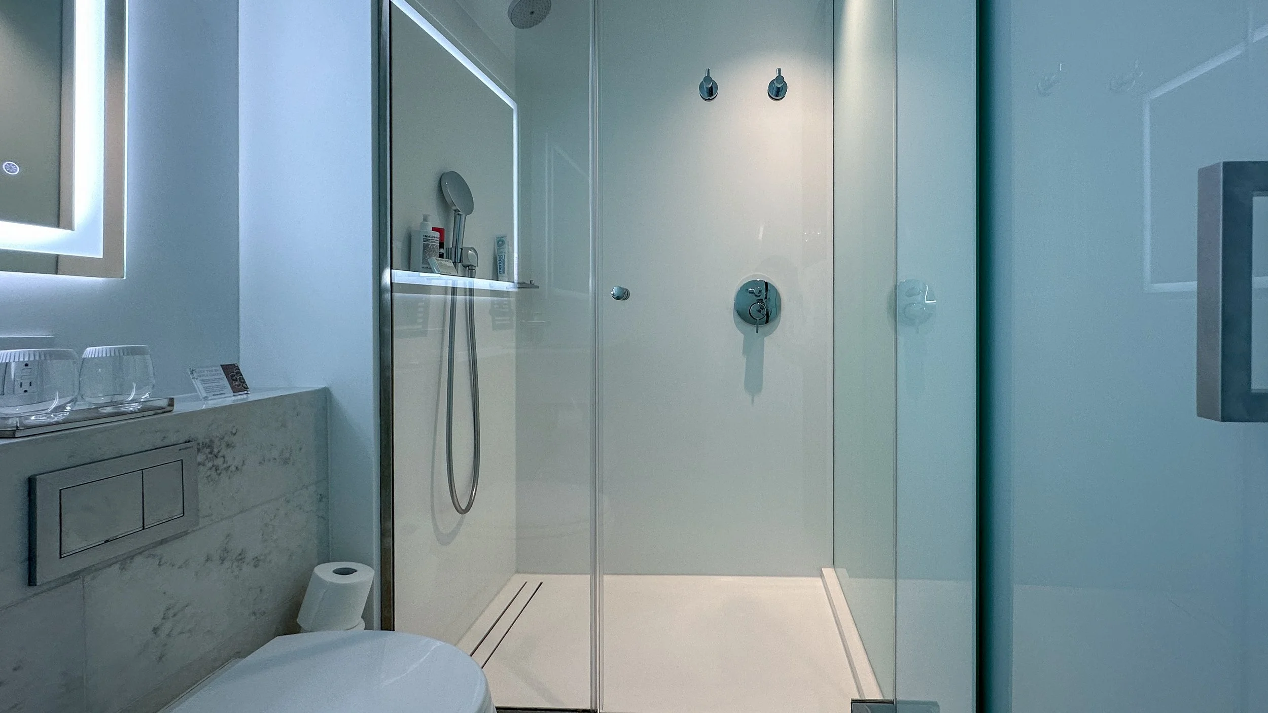 Park Terrace Hotel Deluxe Studio Bathroom. Image: Ben Schmidt.