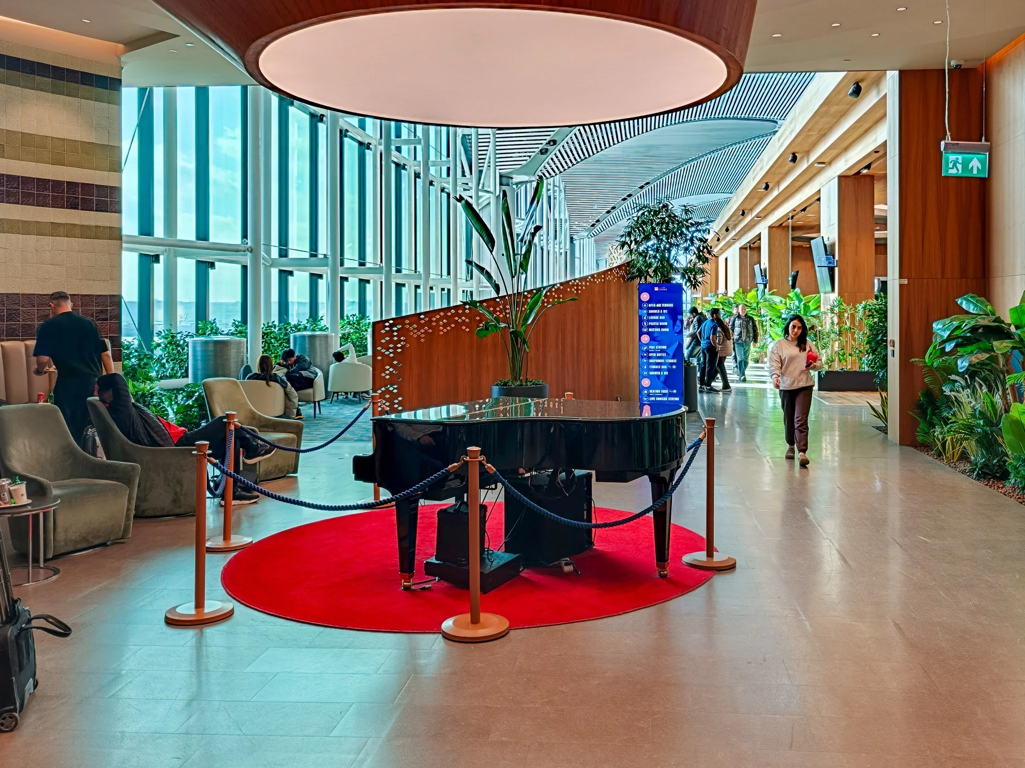 Grand piano in the IGA Lounge at Istanbul Airport (IST). Image: Dan Latif.