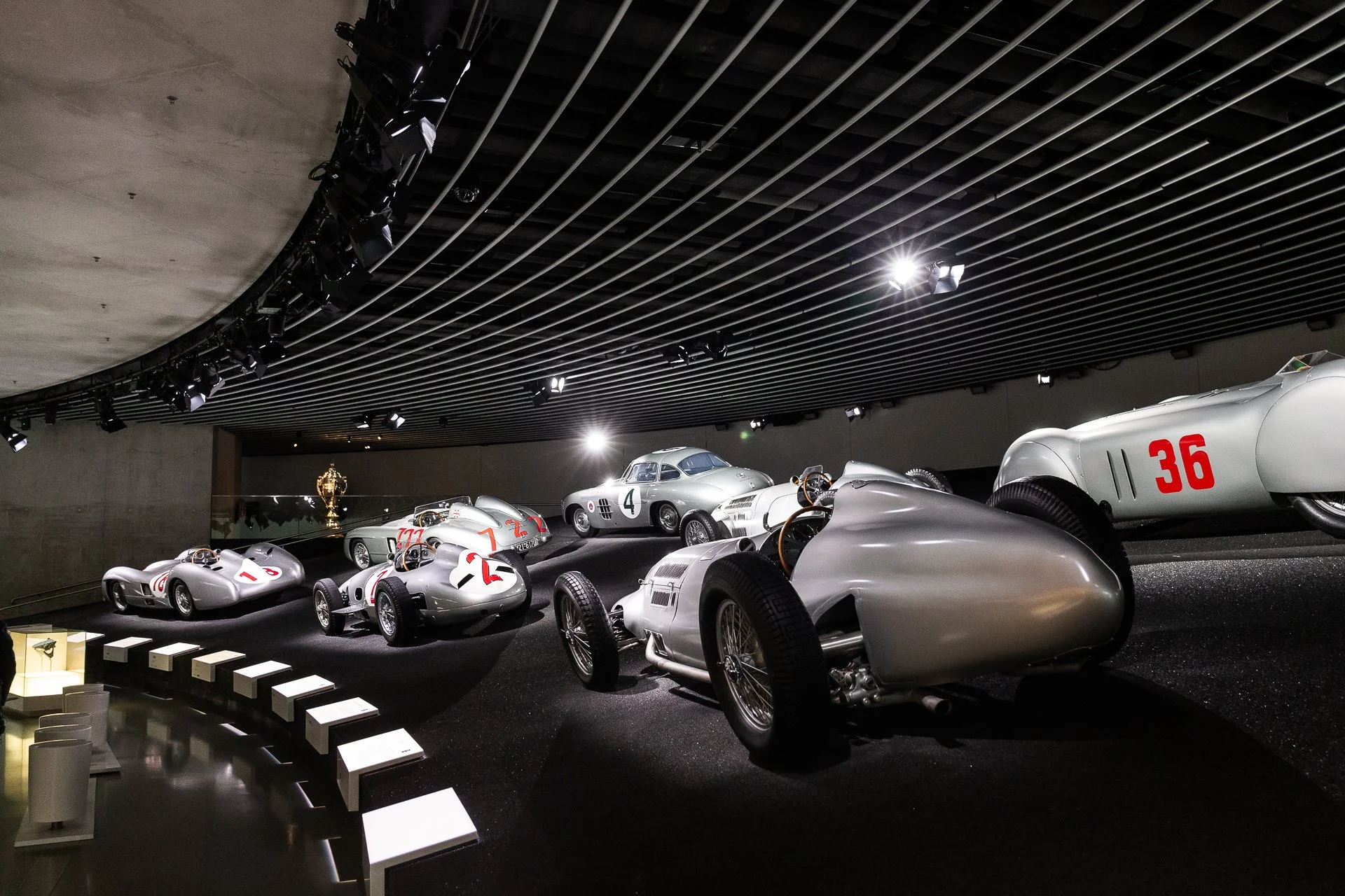 THE MERCEDES-BENZ MUSEUM 写真集 Where the Automobile Began: Inside the Mercedes-Benz Museum in