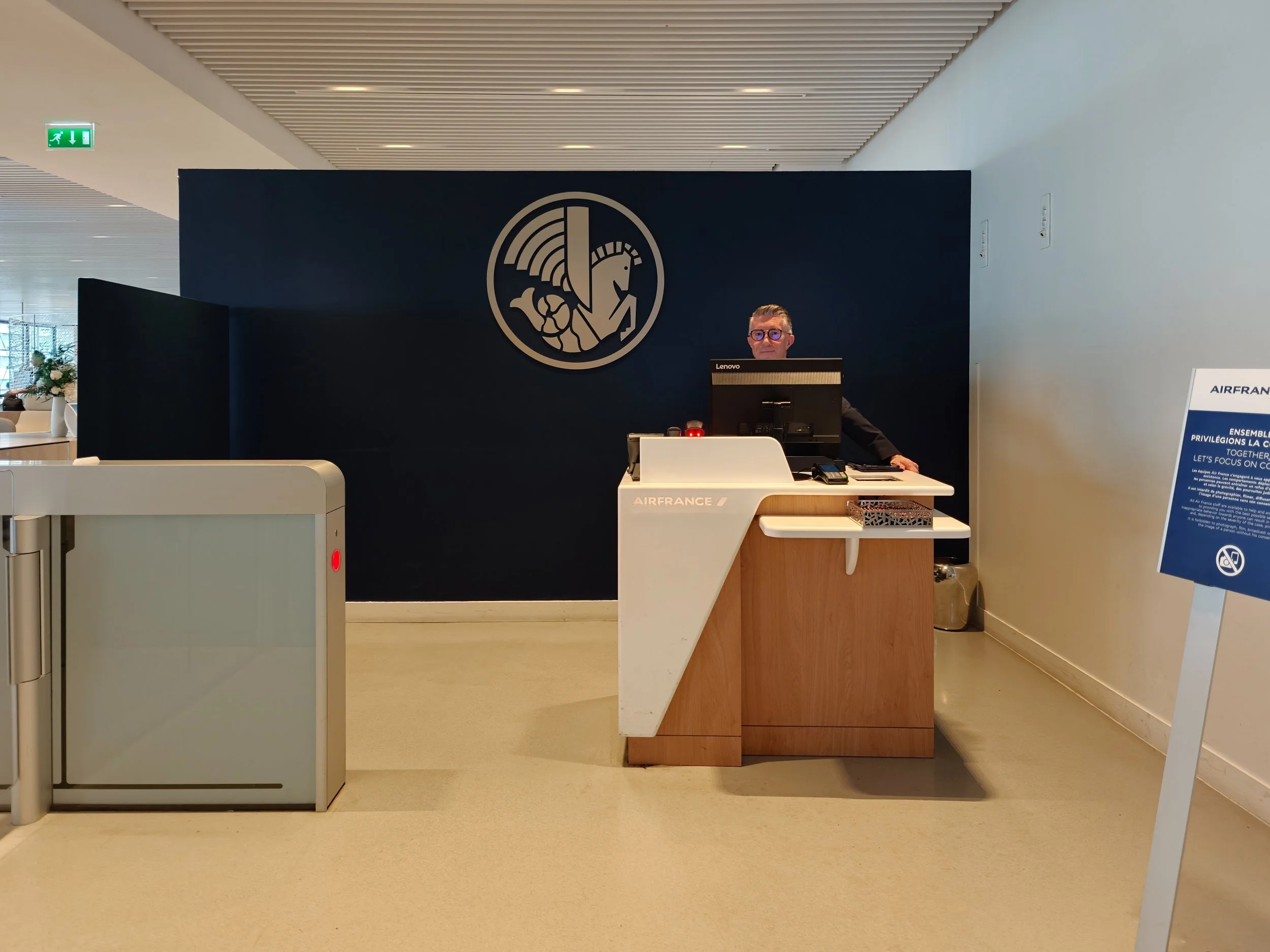 Entry to the Air France Lounge at Paris CDG Terminal 2E, L Gates. Image: Dan Latif.