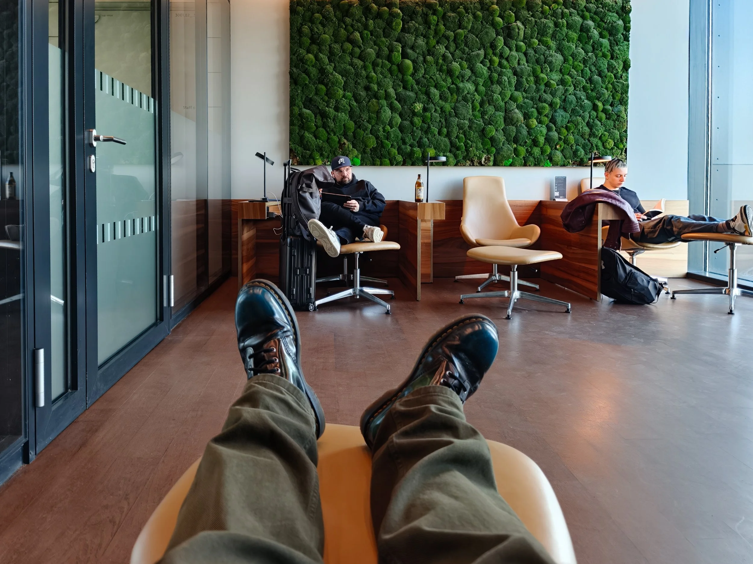 TVs and comfortable seating at BER Lounge Tegel at Berlin Brandenburg Airport (BER). Image: Dan Latif.