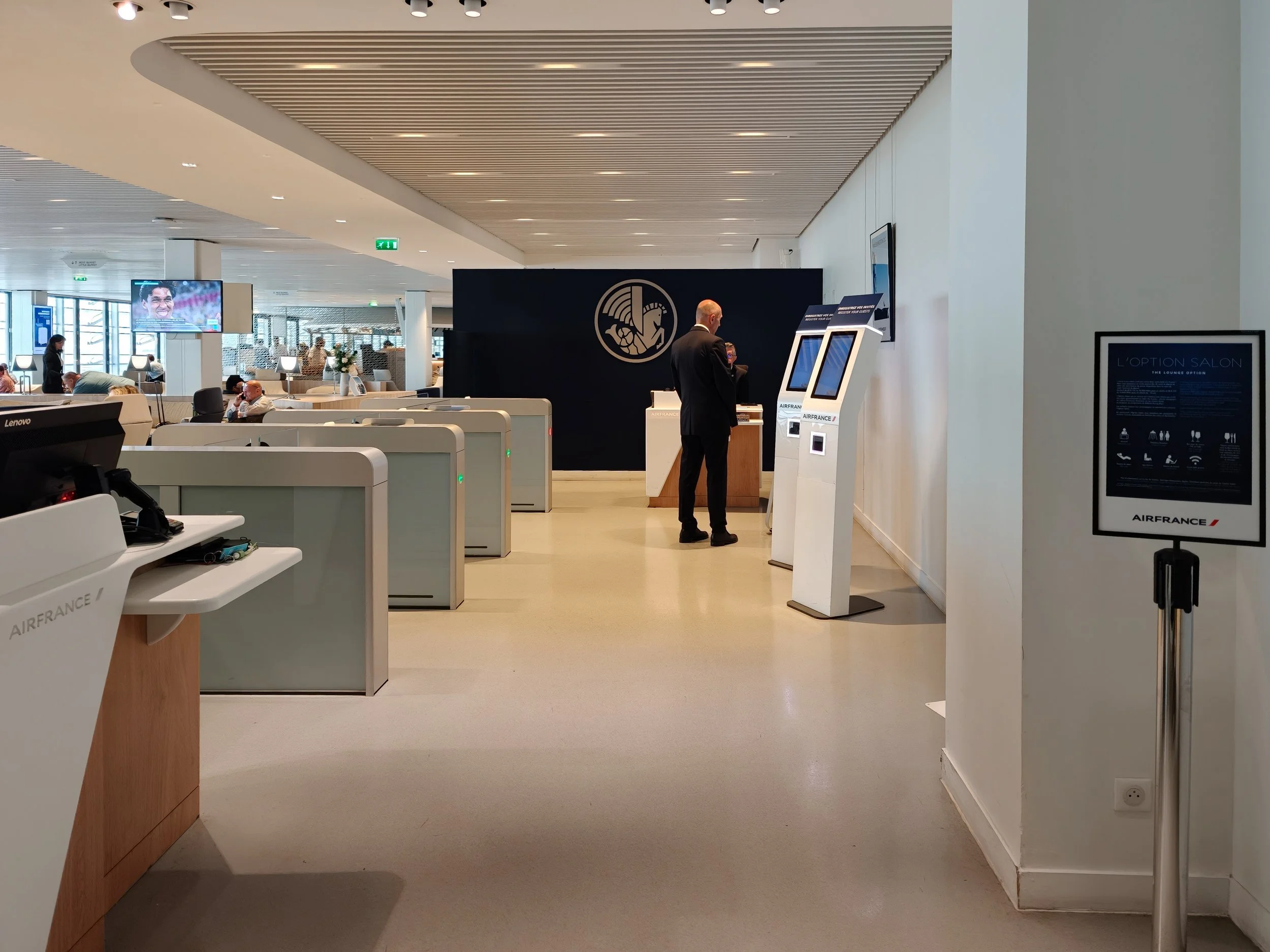 Entry to the Air France Lounge at Paris CDG Terminal 2E, L Gates. Image: Dan Latif.