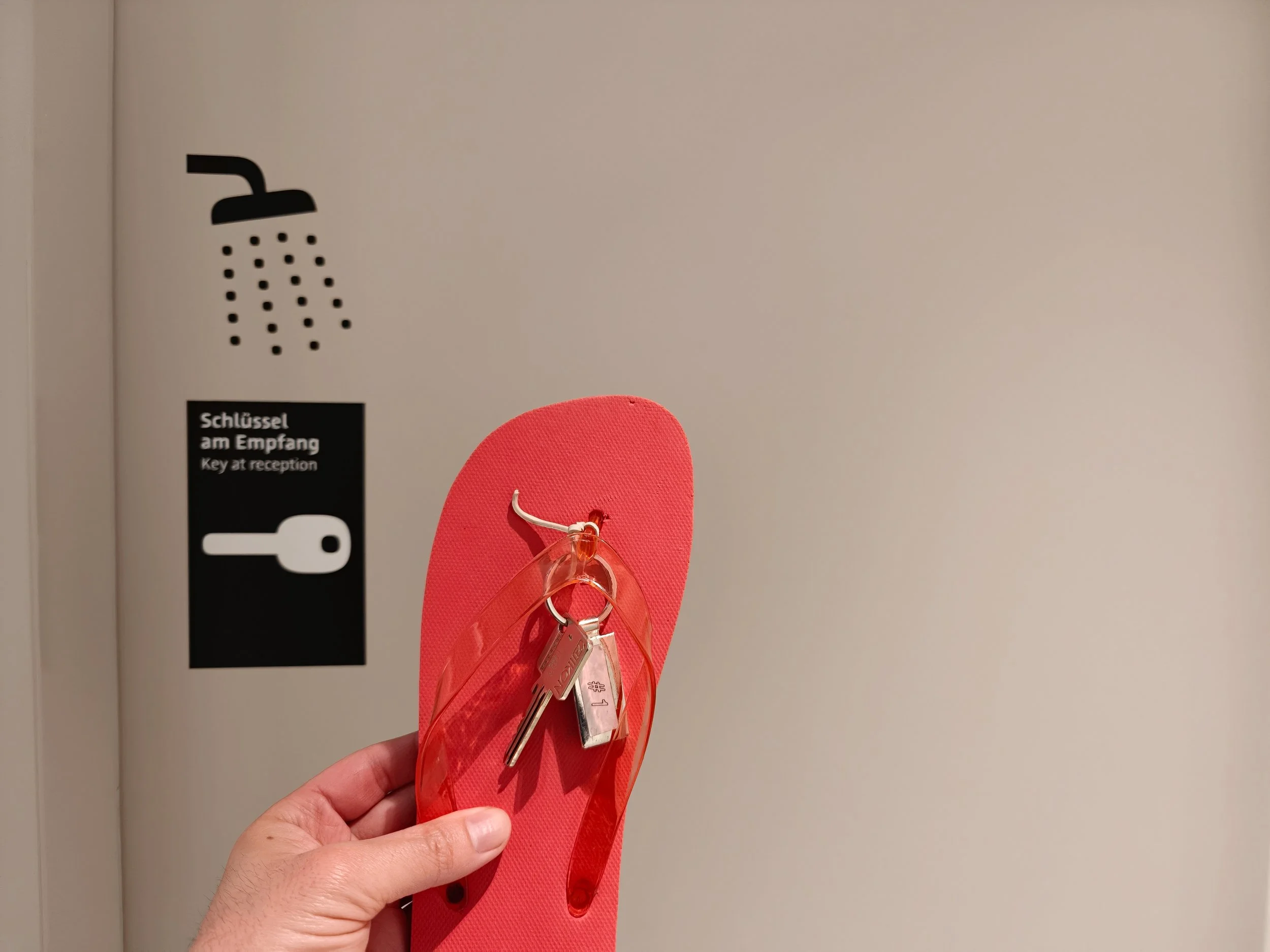 Flip-flop keychain for the shower at BER Lounge Tegel. Image: Dan Latif.