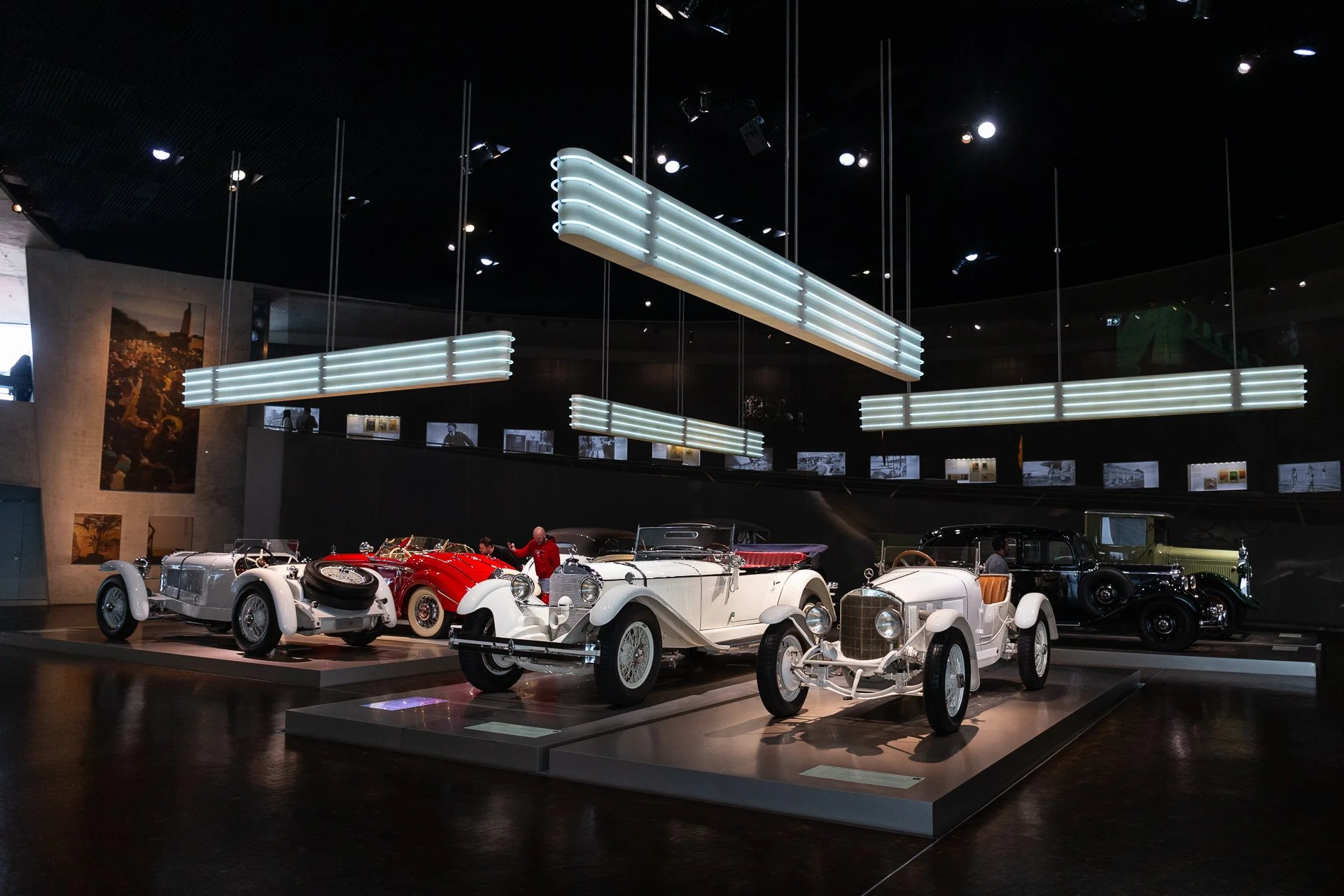 THE MERCEDES-BENZ MUSEUM 写真集 Where the Automobile Began: Inside the Mercedes-Benz Museum in