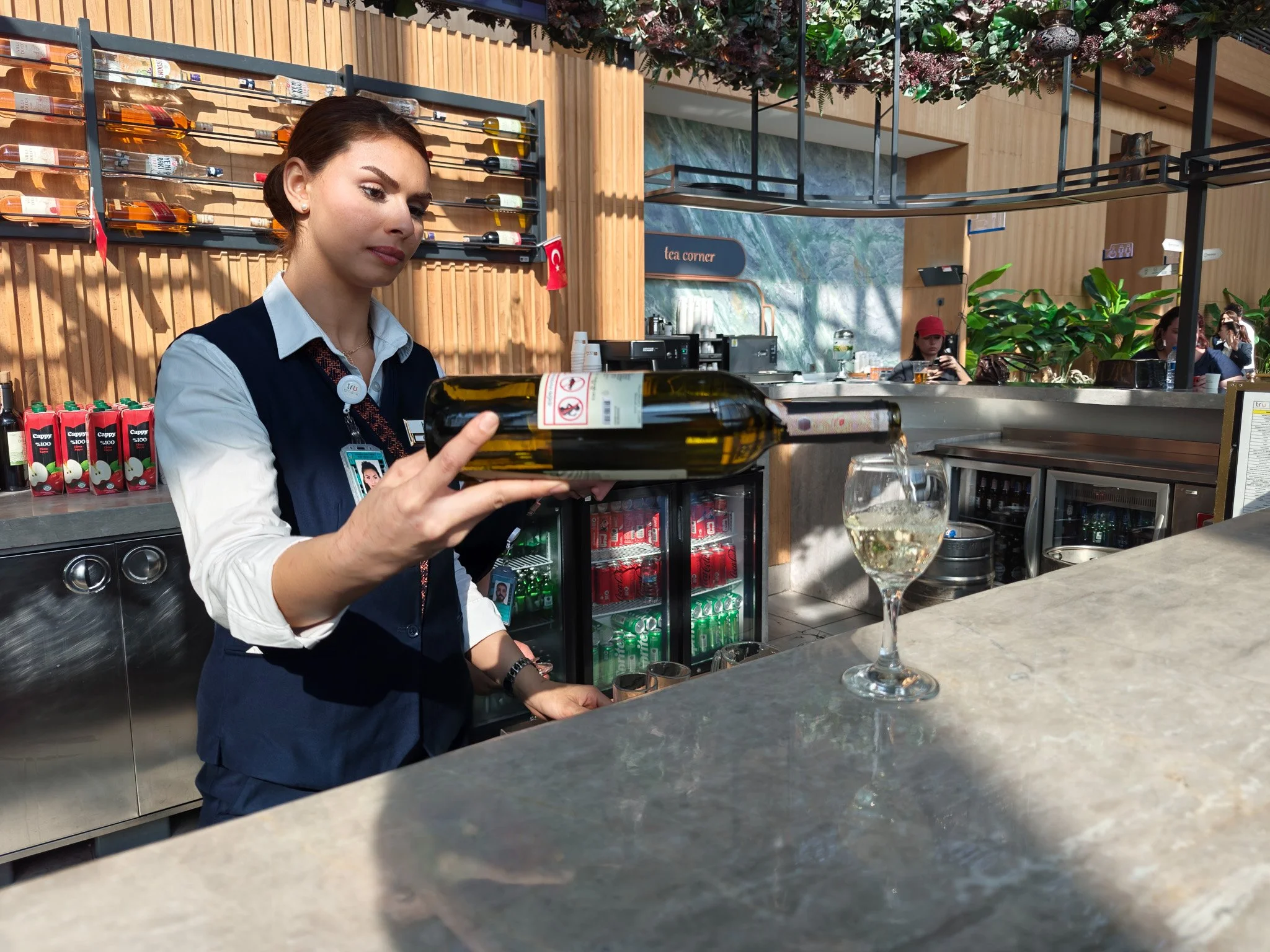 Bar at IGA Lounge at Istanbul Airport (IST). Image: Dan Latif.