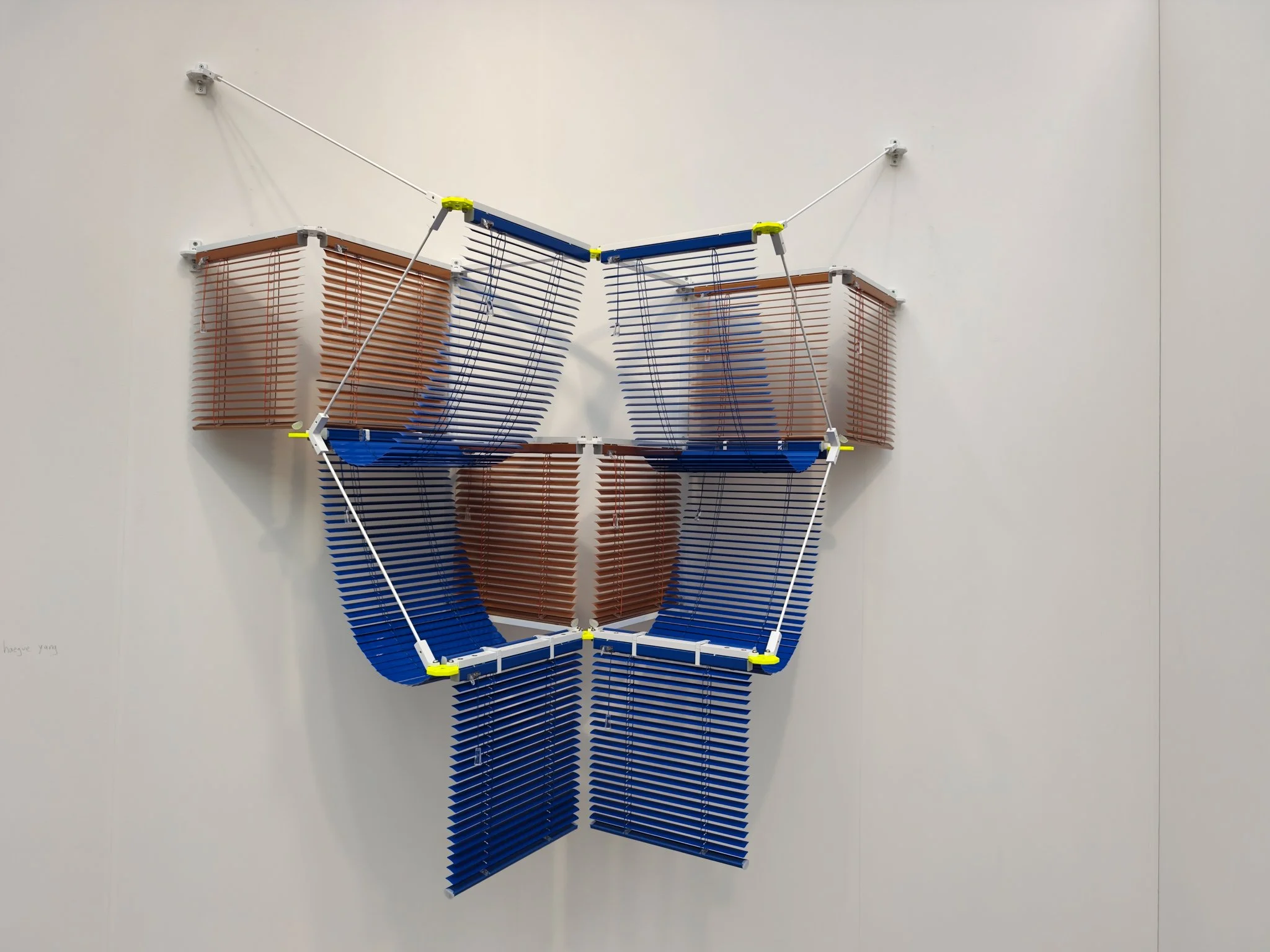 Haegue Yang, Tidal Cobalt Winged Concave, 2026 at Kurimanzutto. Aluminum Venetian blinds and powder-coated aluminum and stainless steel structure, 186 × 201 × 69 cm. Image: Dan Latif.