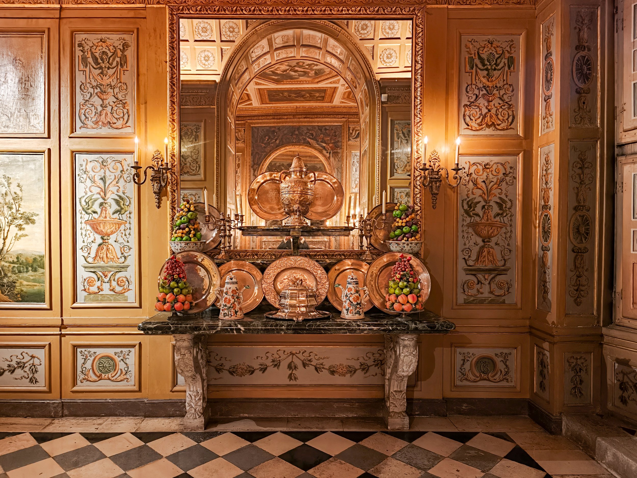 A state room banquette at the Vaux-le-Vicomte. Image: Dan Latif.