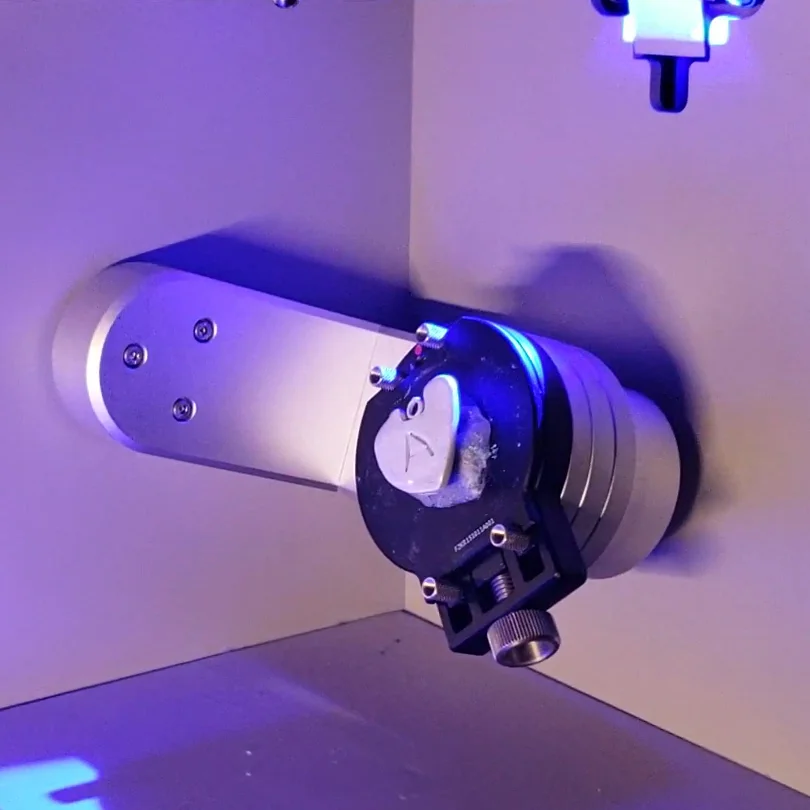 The mounted Kid Jeweler piece being scanned.