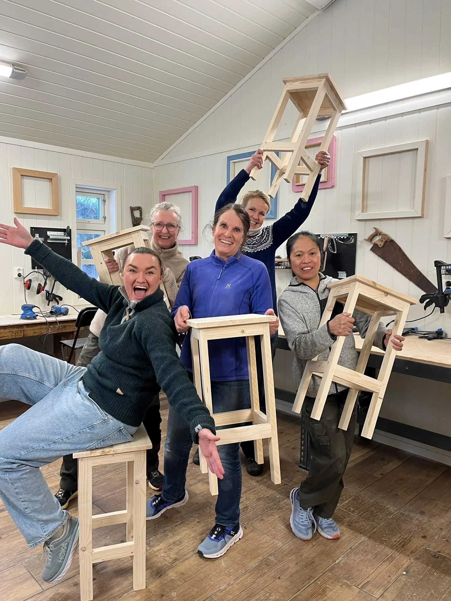 Kursdeltakere med ferdige treprosjekter