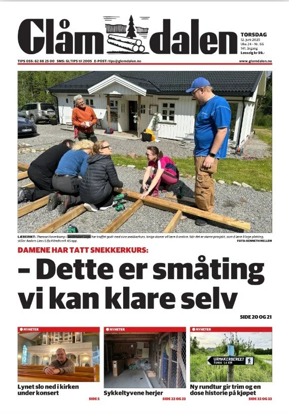 Medieoppslag av plattingkurs på Småbruket Saga. Bildet viser damer som snekrer og kursholder forteller hvordan de skal gjøre det.