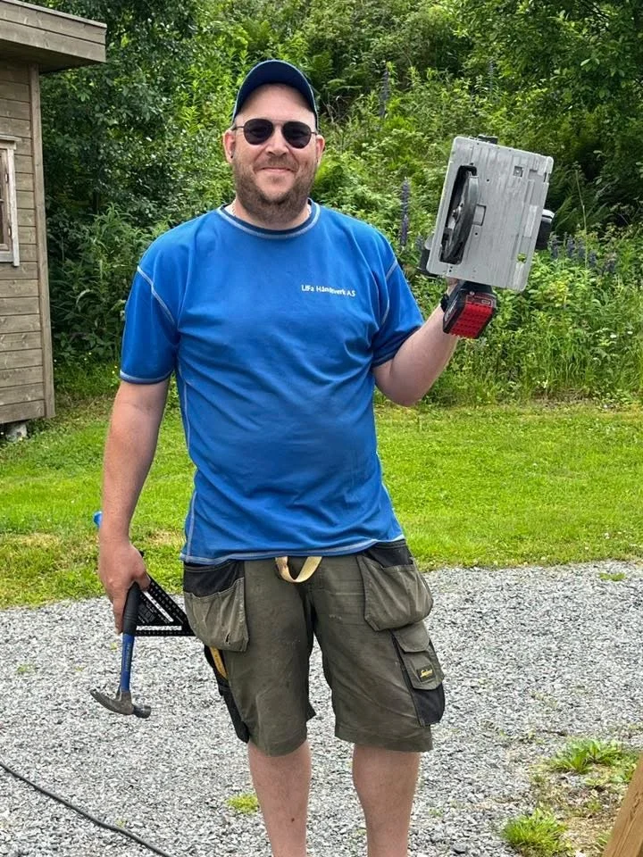 Tømrer Anders står klar med verktøy for å holde plattingkurs