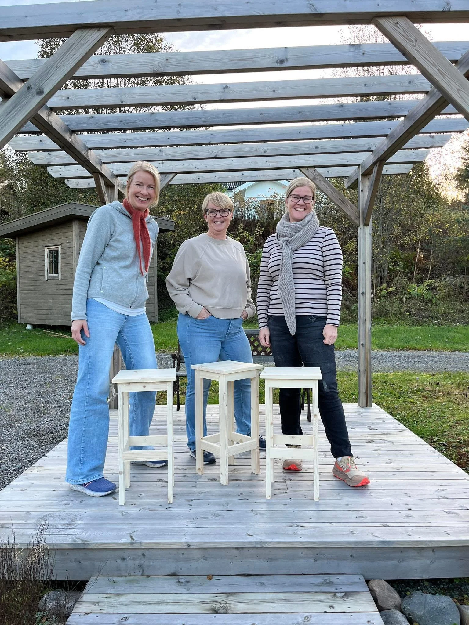 Kursdeltakere med ferdige treprosjekter