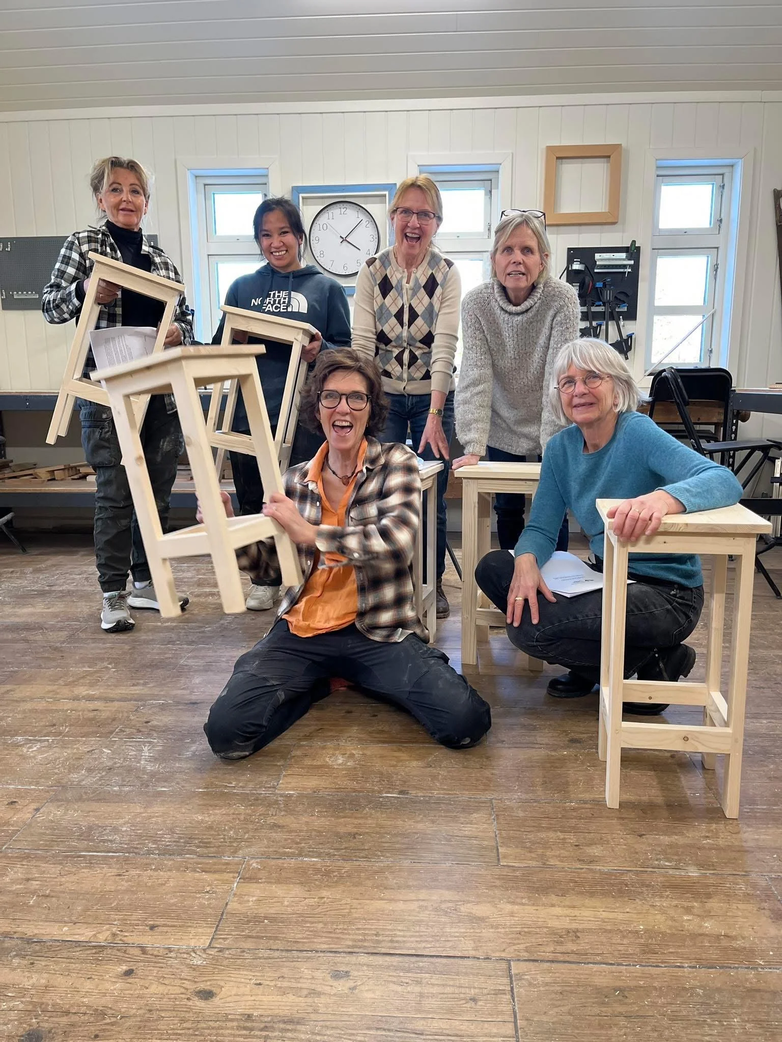 Kursdeltakere med ferdige treprosjekter