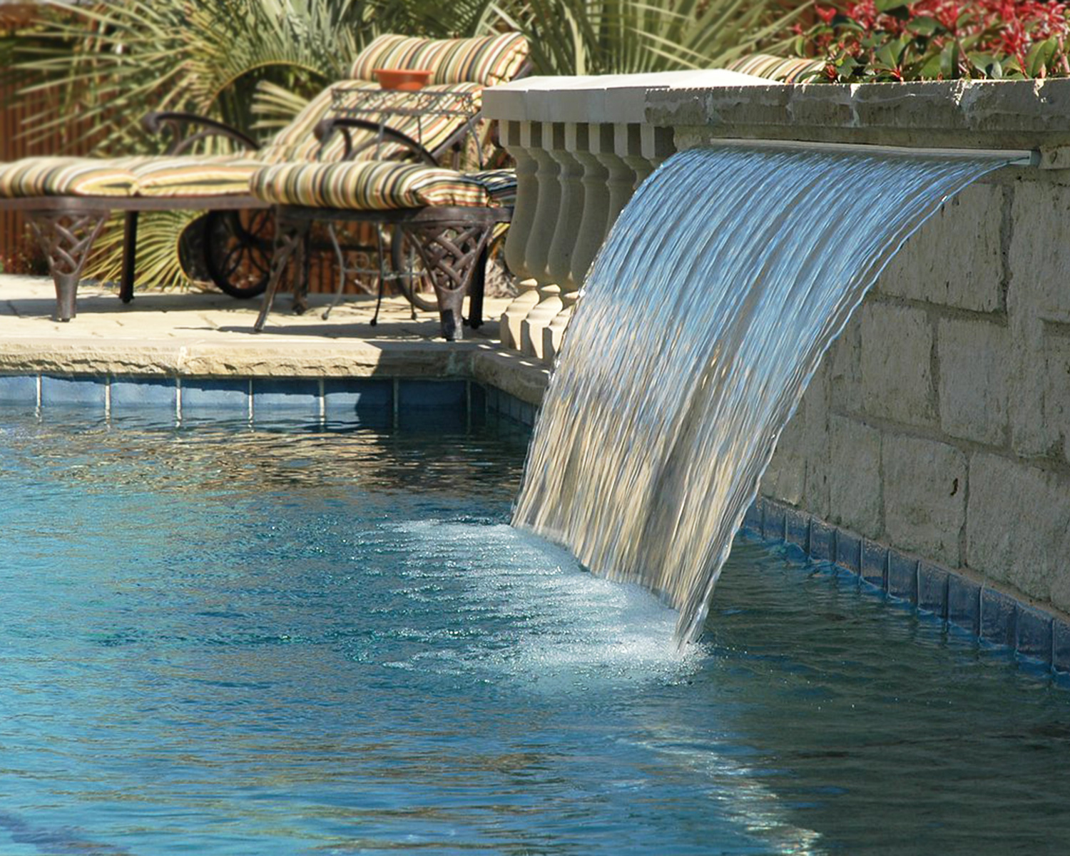 LakePointePools-ResidentialCustomPools-fountainfeature.jpg