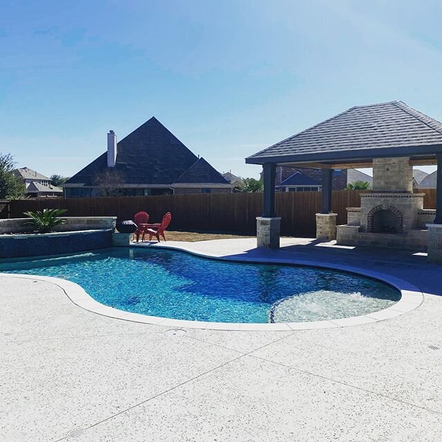 Almost done in #forney. #pool and custom #fireplace  over in #devonshire  @nobletile @pebbletec @pentair #pooldesign #outdoorliving #forneyfamily #forneytx