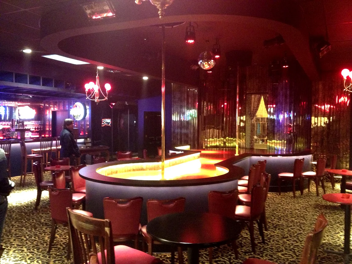 SAVOY GENTLEMEN'S CLUB - SET PHOTO