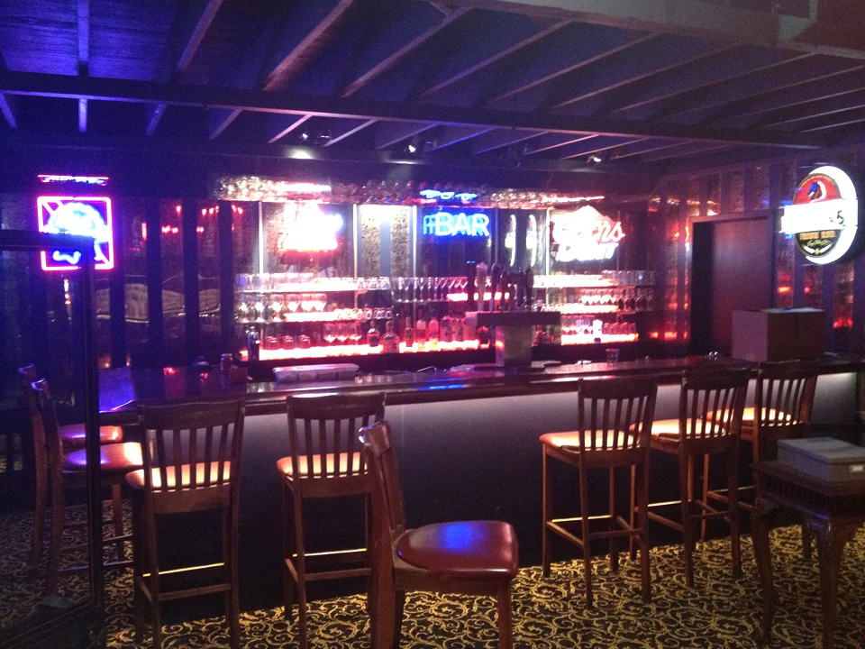 SAVOY GENTLEMEN'S CLUB - SET PHOTO