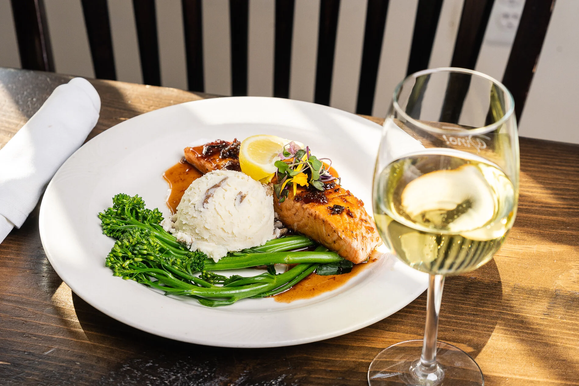 The White Horse Inn - Metamora - Jacob Hawkins Photography