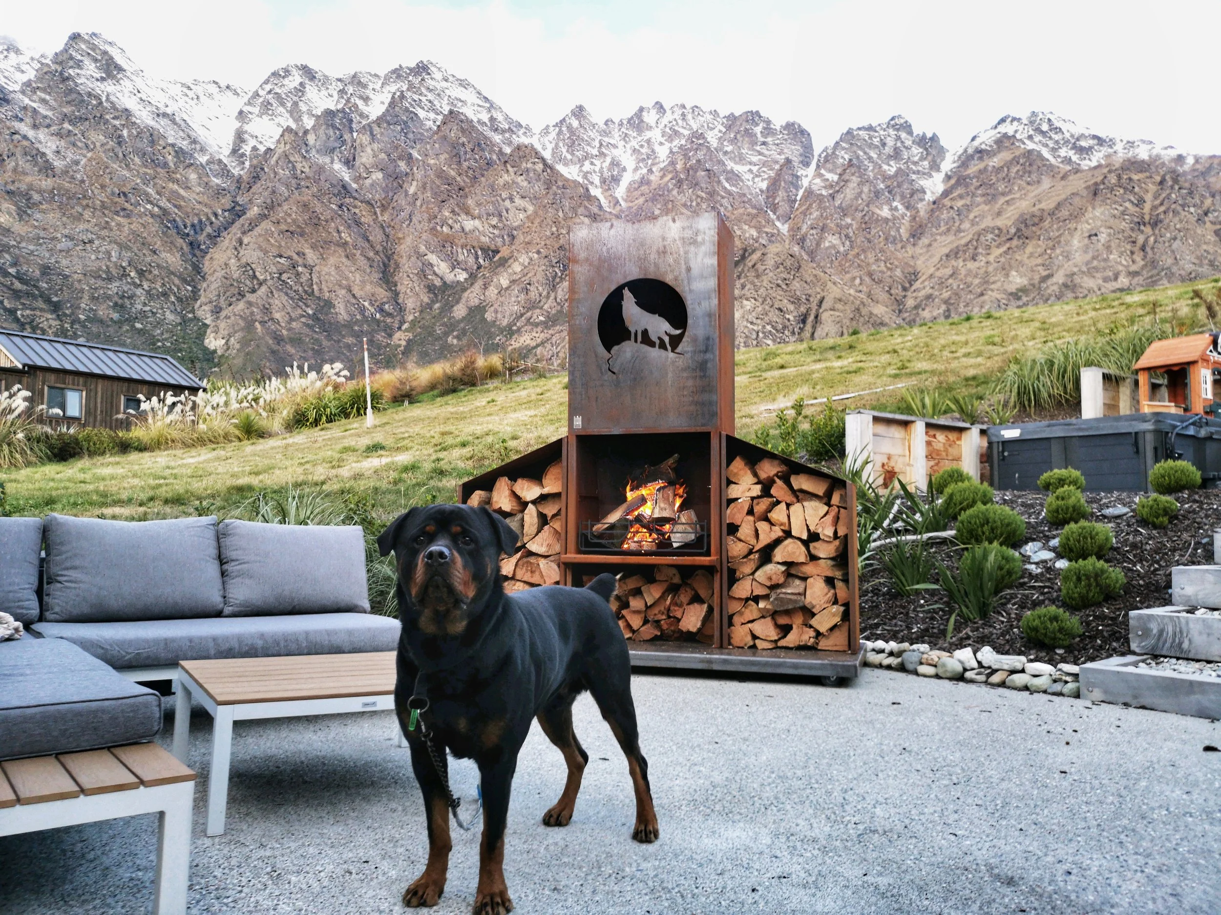 Wolf design, mobile on castors