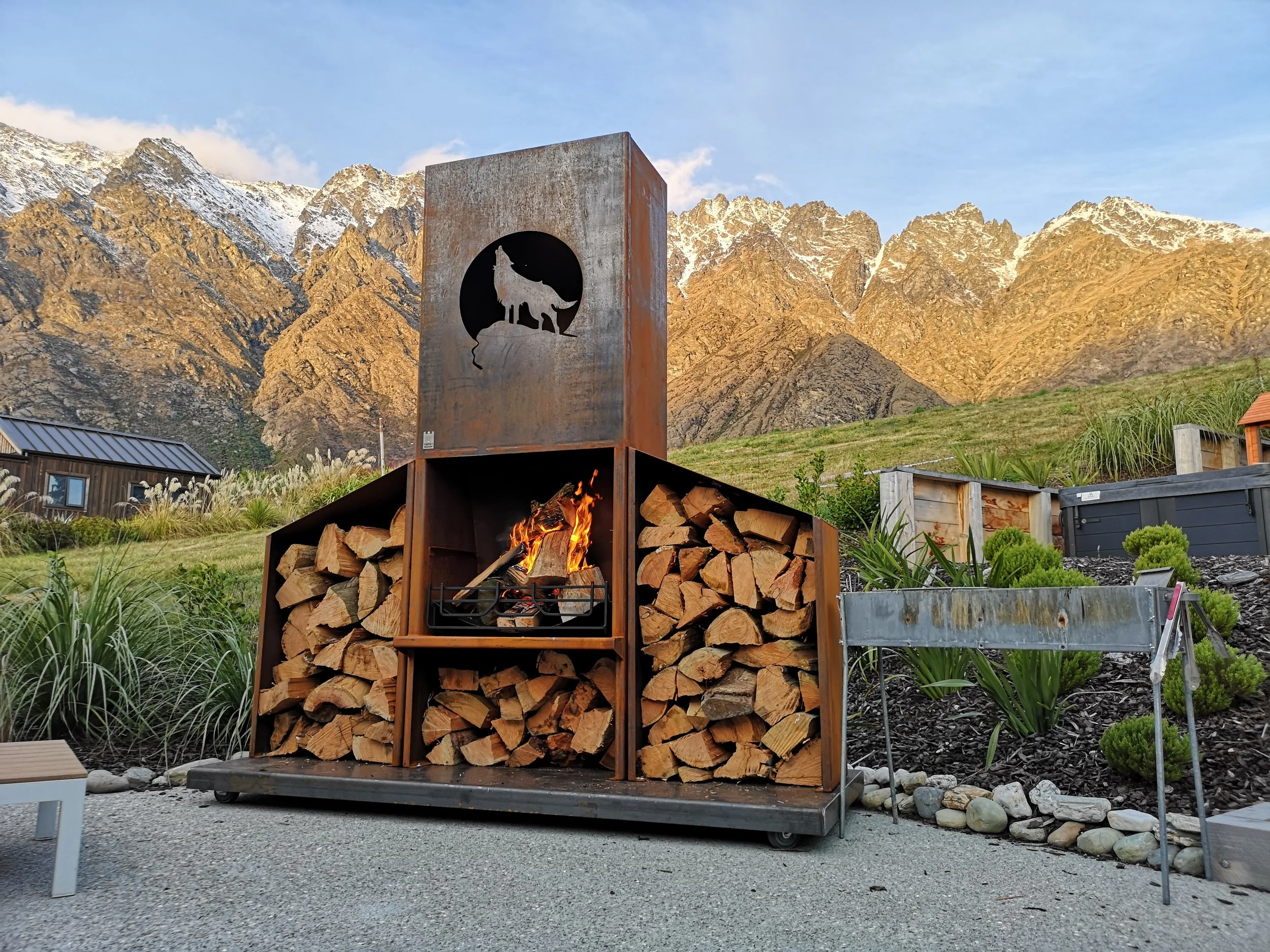 Wolf design, mobile on castors